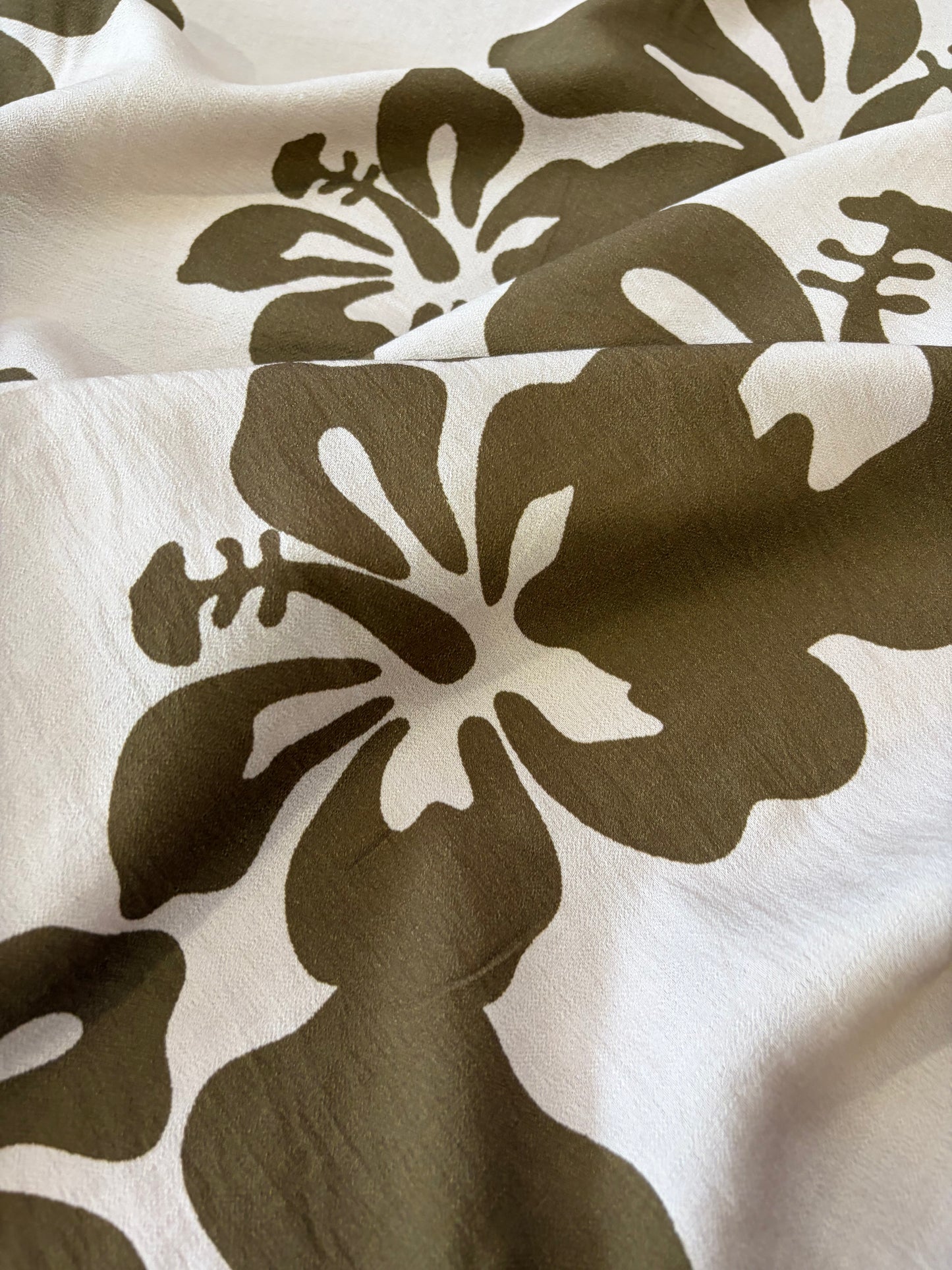 KRUSTY 032 khaky/ecru giant hibiscus viscose print
