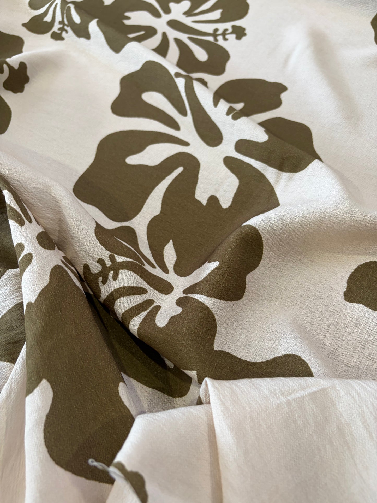 KRUSTY 032 khaky/ecru giant hibiscus viscose print