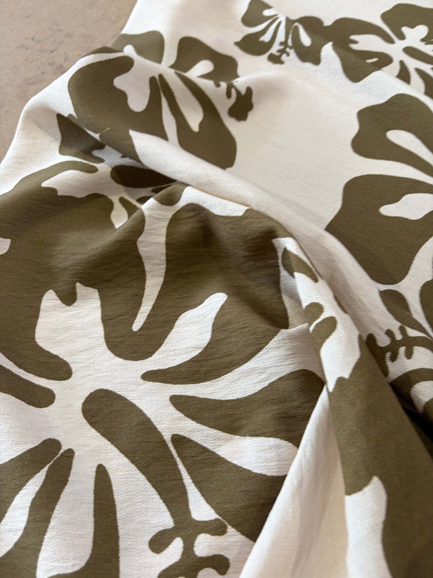 KRUSTY 032 khaky/ecru giant hibiscus viscose print