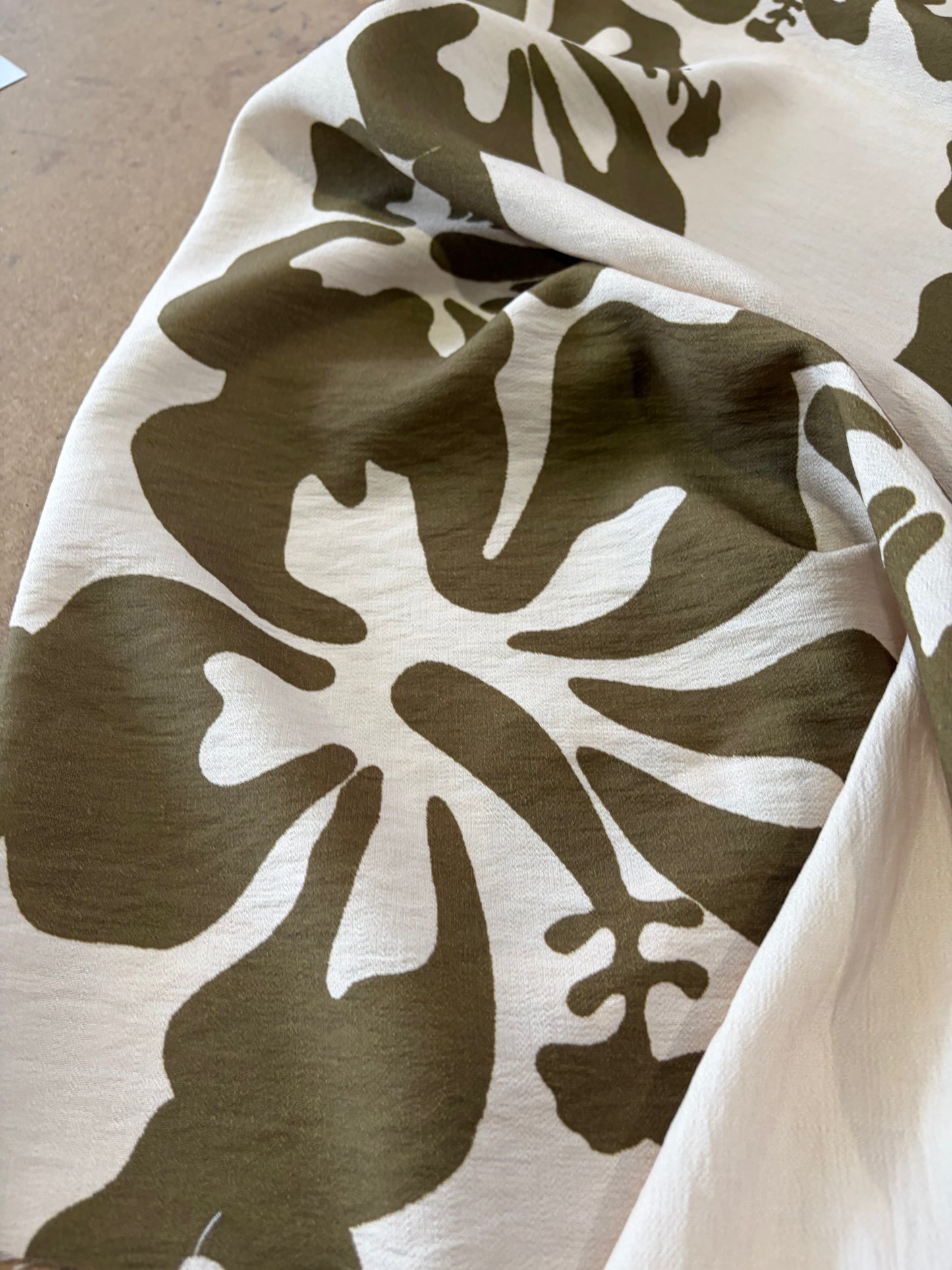 KRUSTY 032 khaky/ecru giant hibiscus viscose print