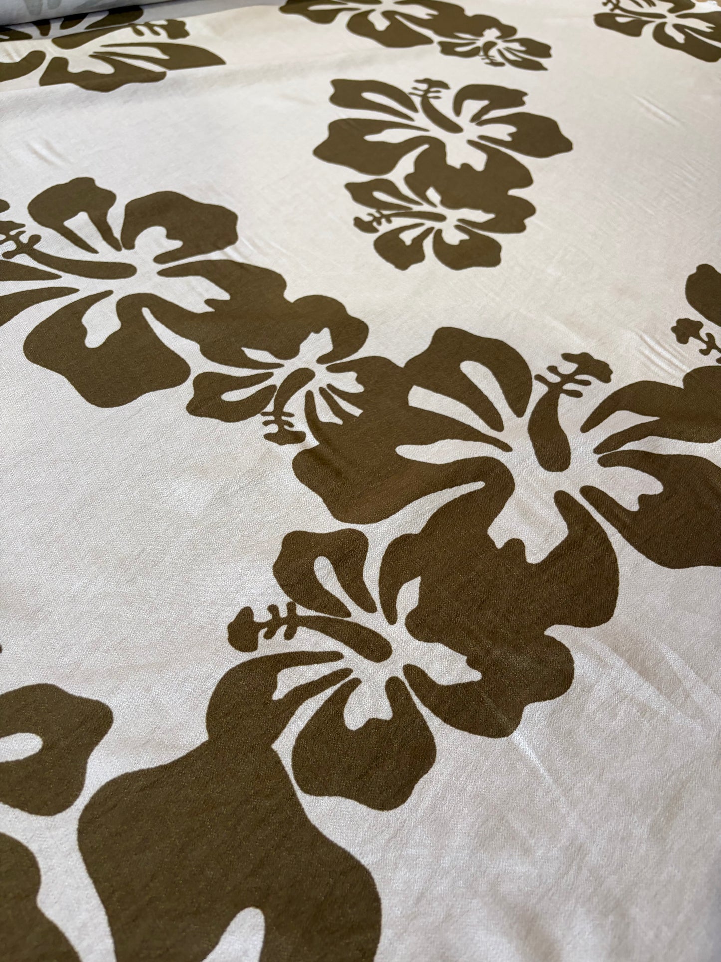 KRUSTY 032 khaky/ecru giant hibiscus viscose print