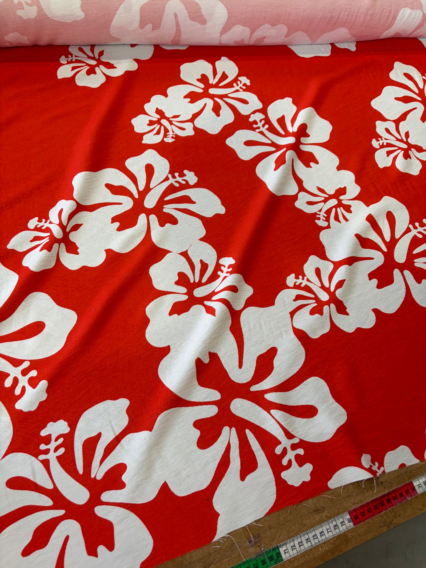KRUSTY 033 tangerine/ecru giant hibiscus viscose print