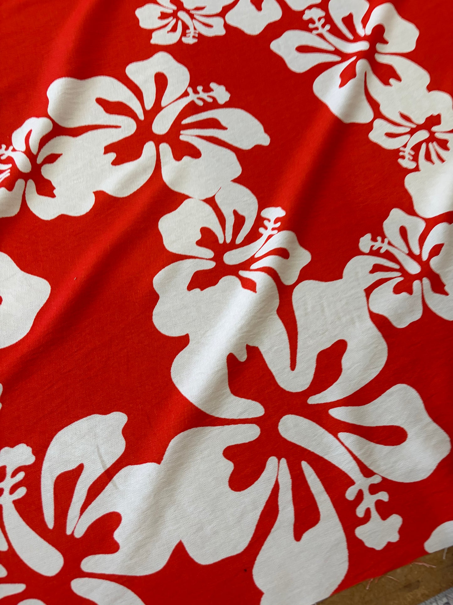 KRUSTY 033 tangerine/ecru giant hibiscus viscose print