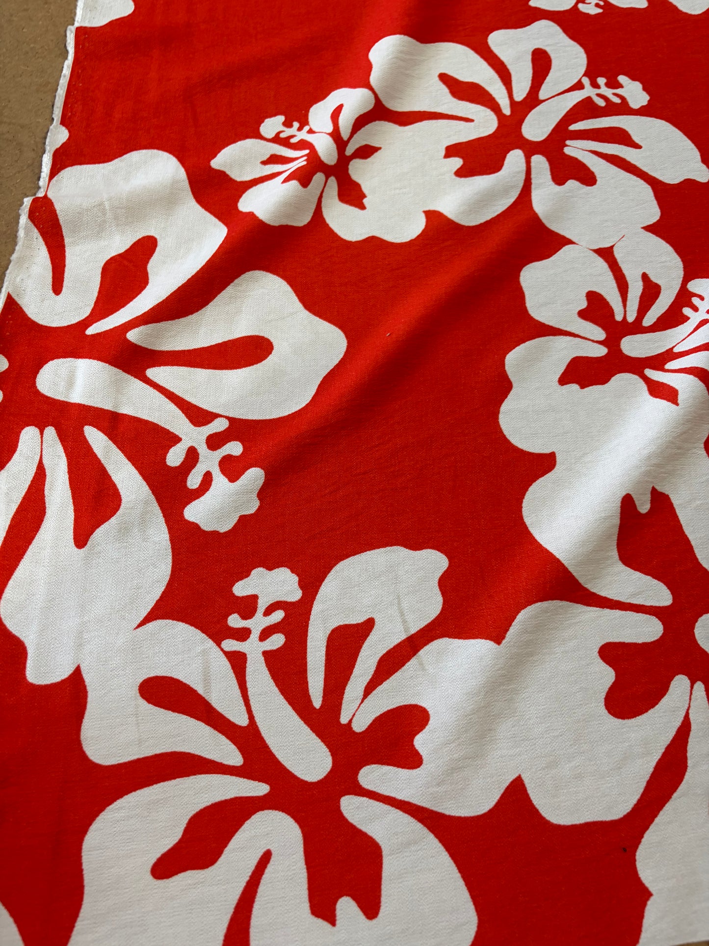 KRUSTY 033 tangerine/ecru giant hibiscus viscose print