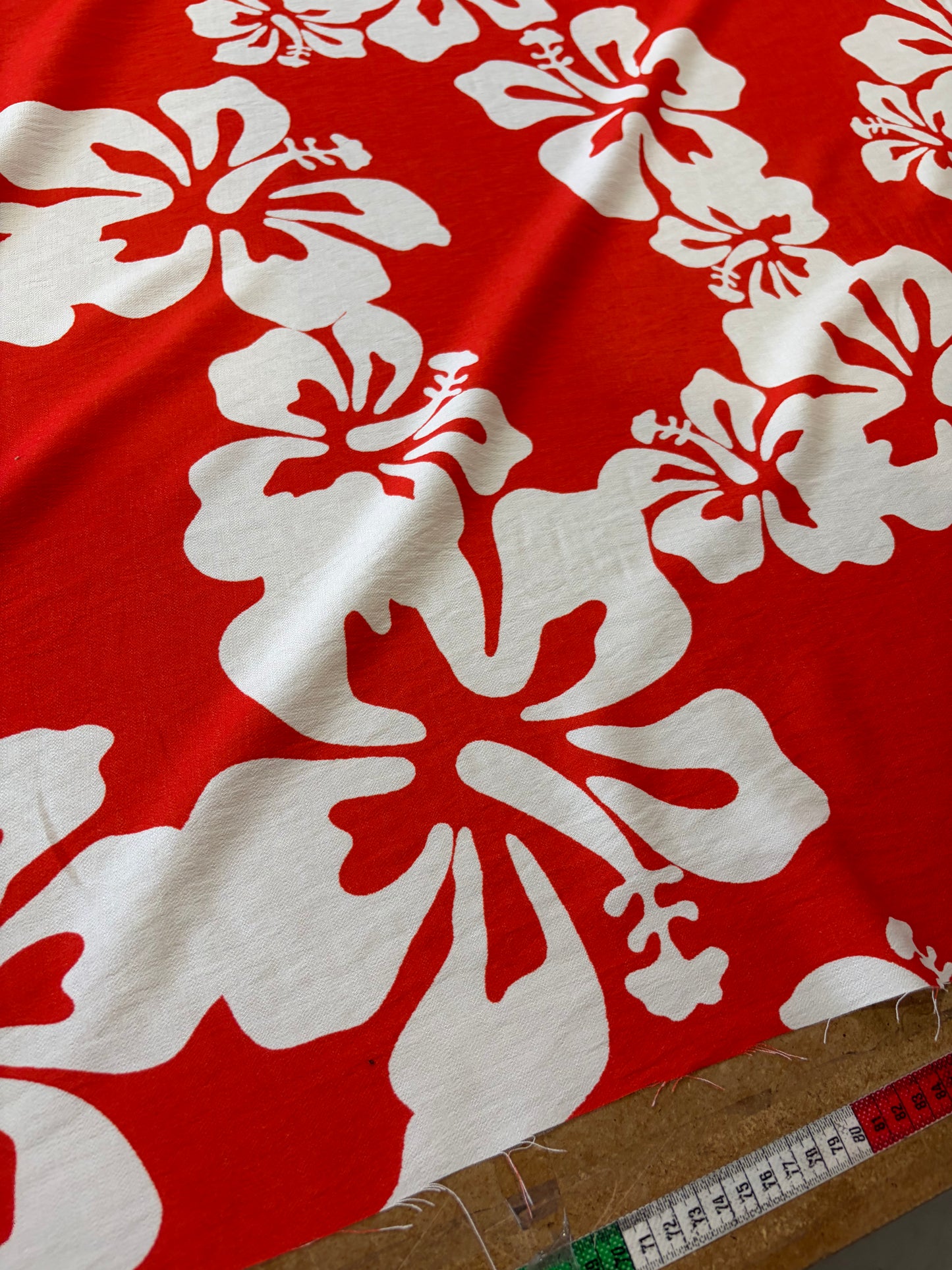 KRUSTY 033 tangerine/ecru giant hibiscus viscose print