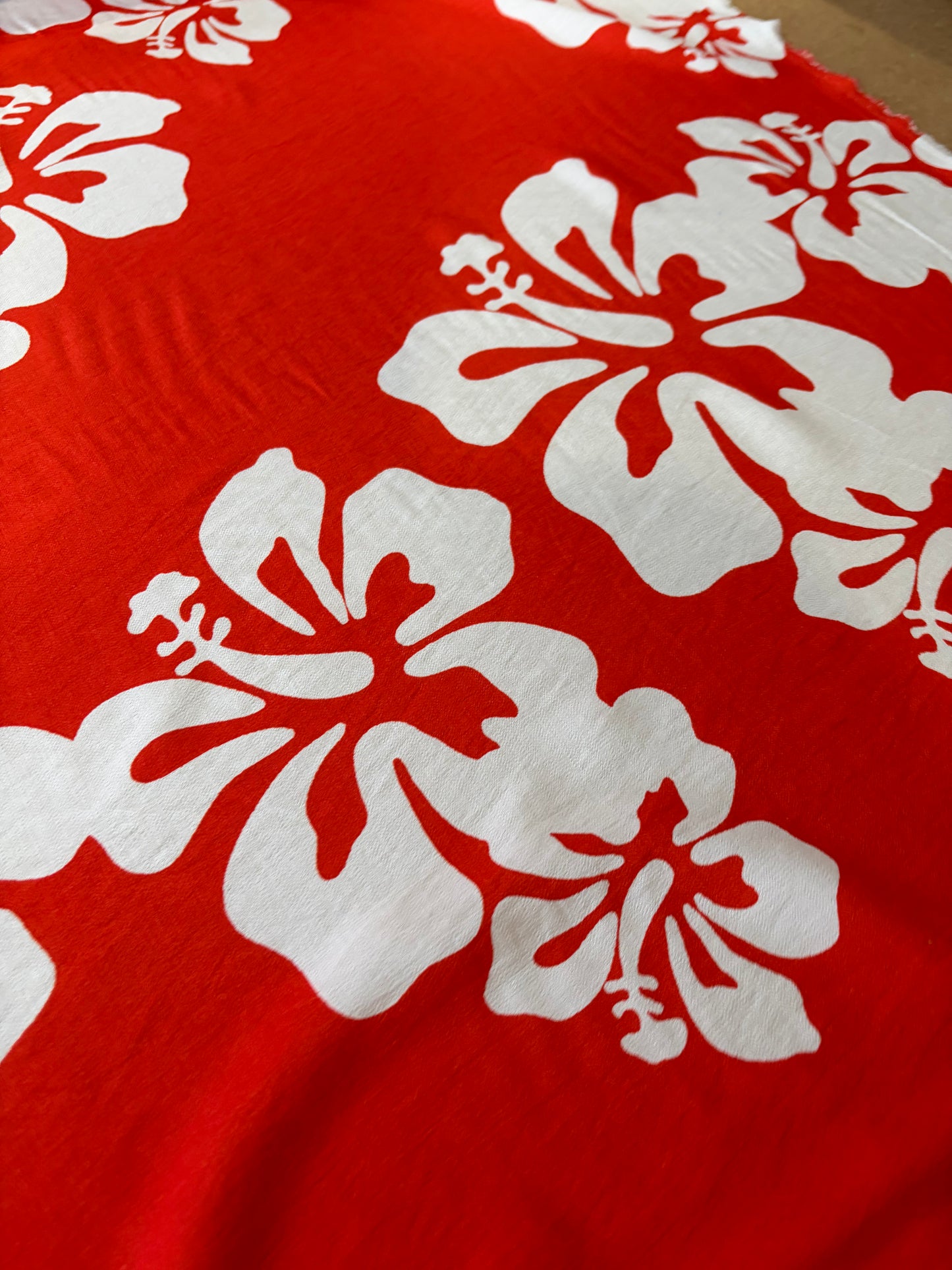KRUSTY 033 tangerine/ecru giant hibiscus viscose print