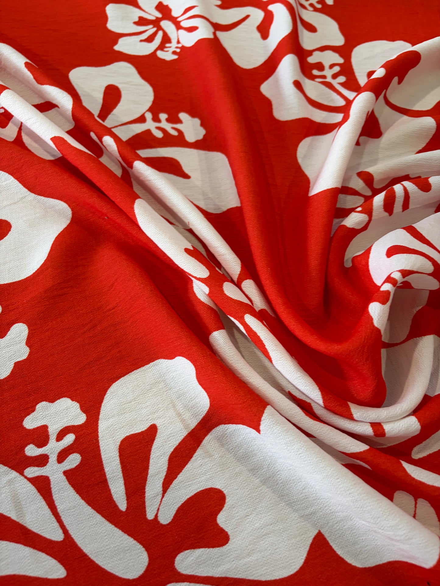 KRUSTY 033 tangerine/ecru giant hibiscus viscose print