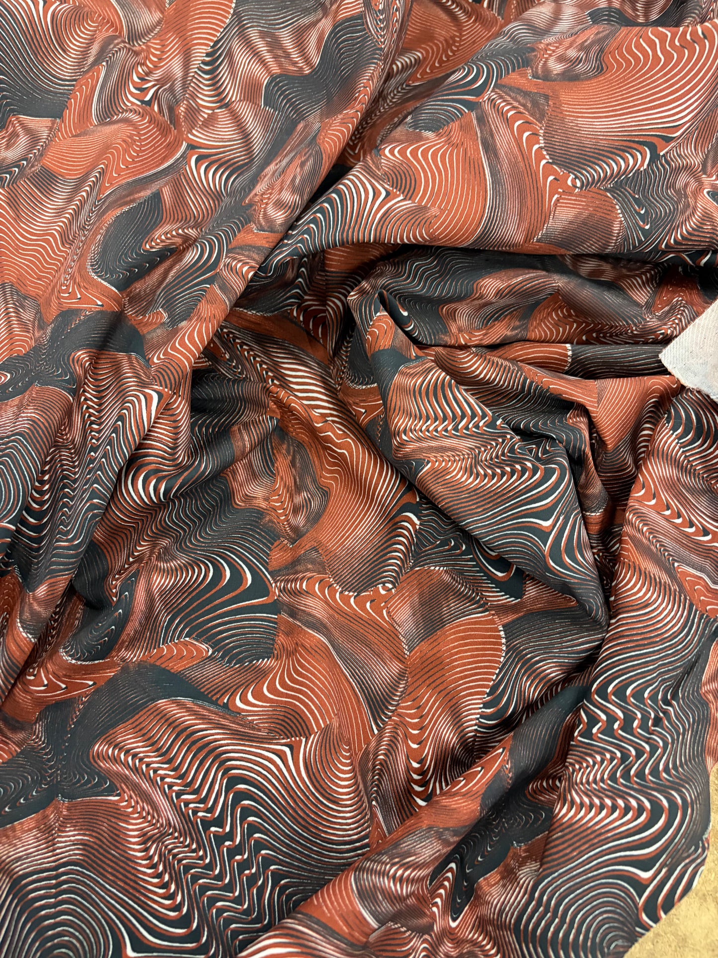 TASHA 011 poplin stretch swirly brique print