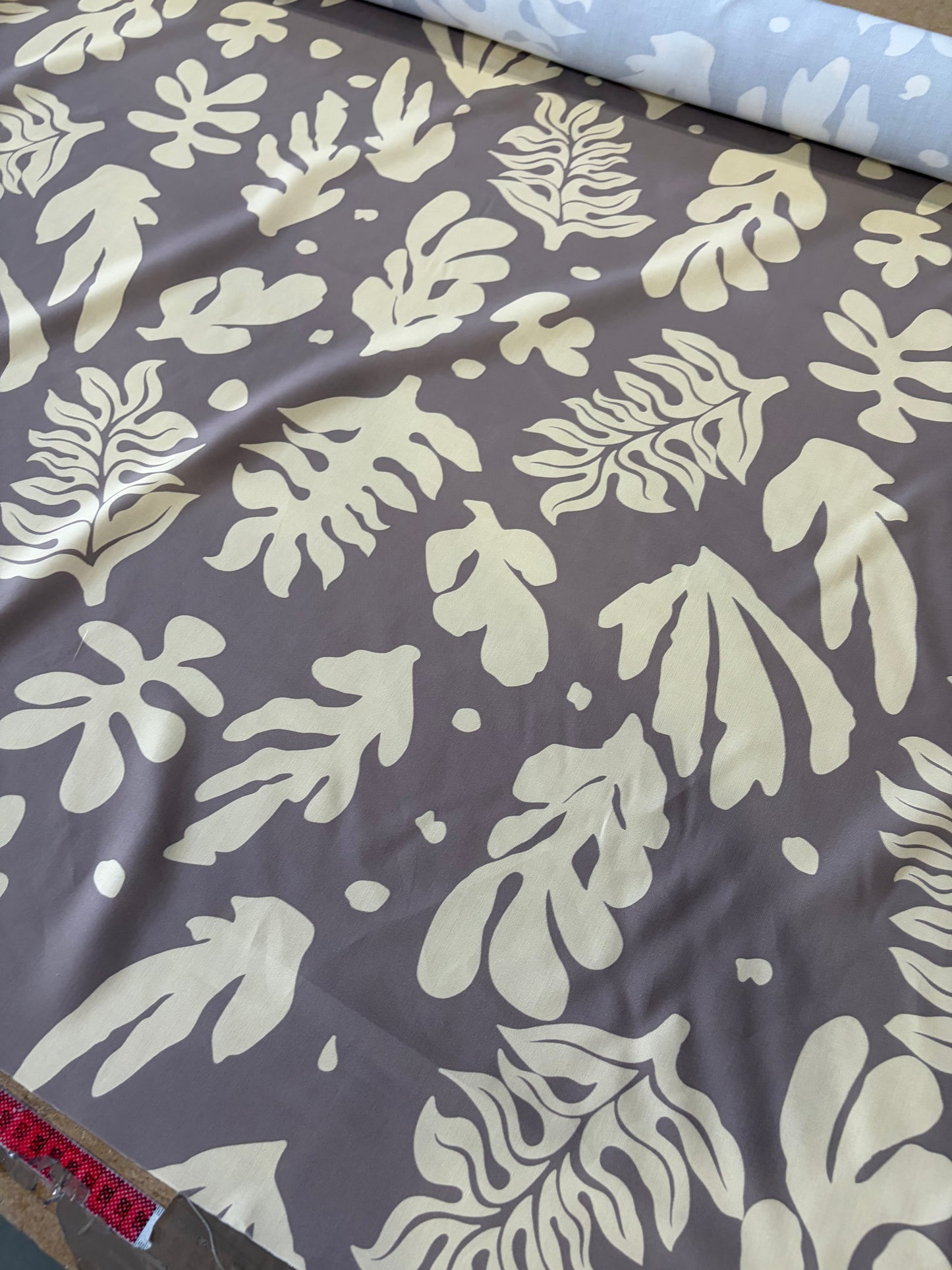 KRUSTY 037 camel/grey leaves viscose print