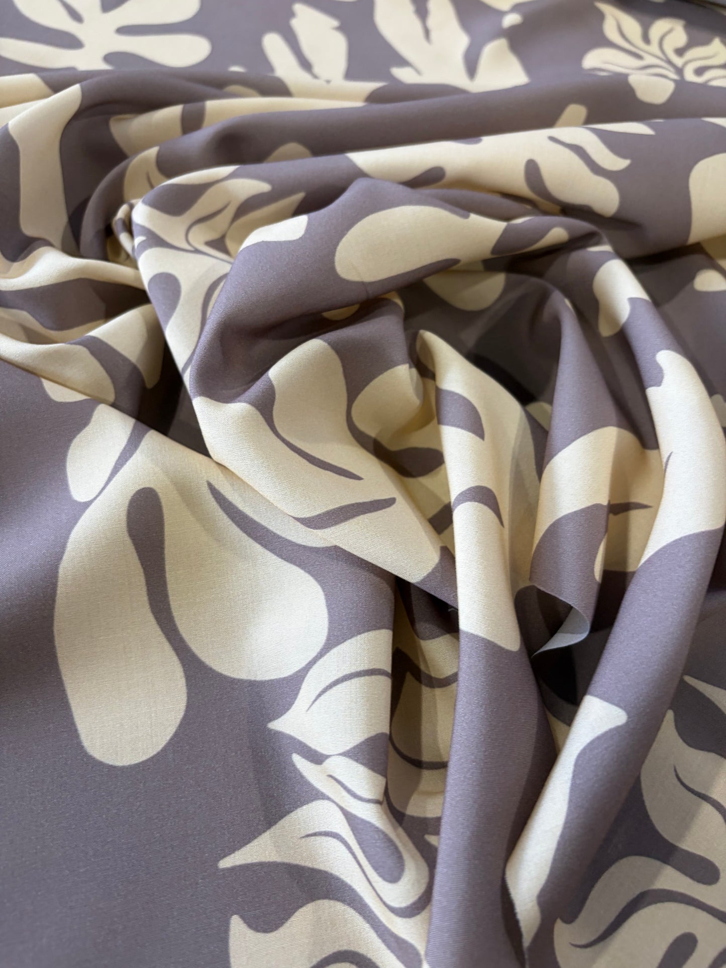 KRUSTY 037 camel/grey leaves viscose print