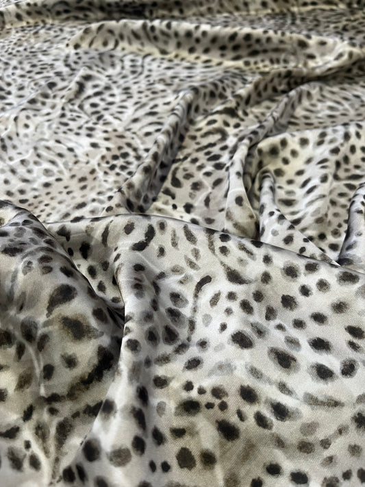 A01 satin animalier grey