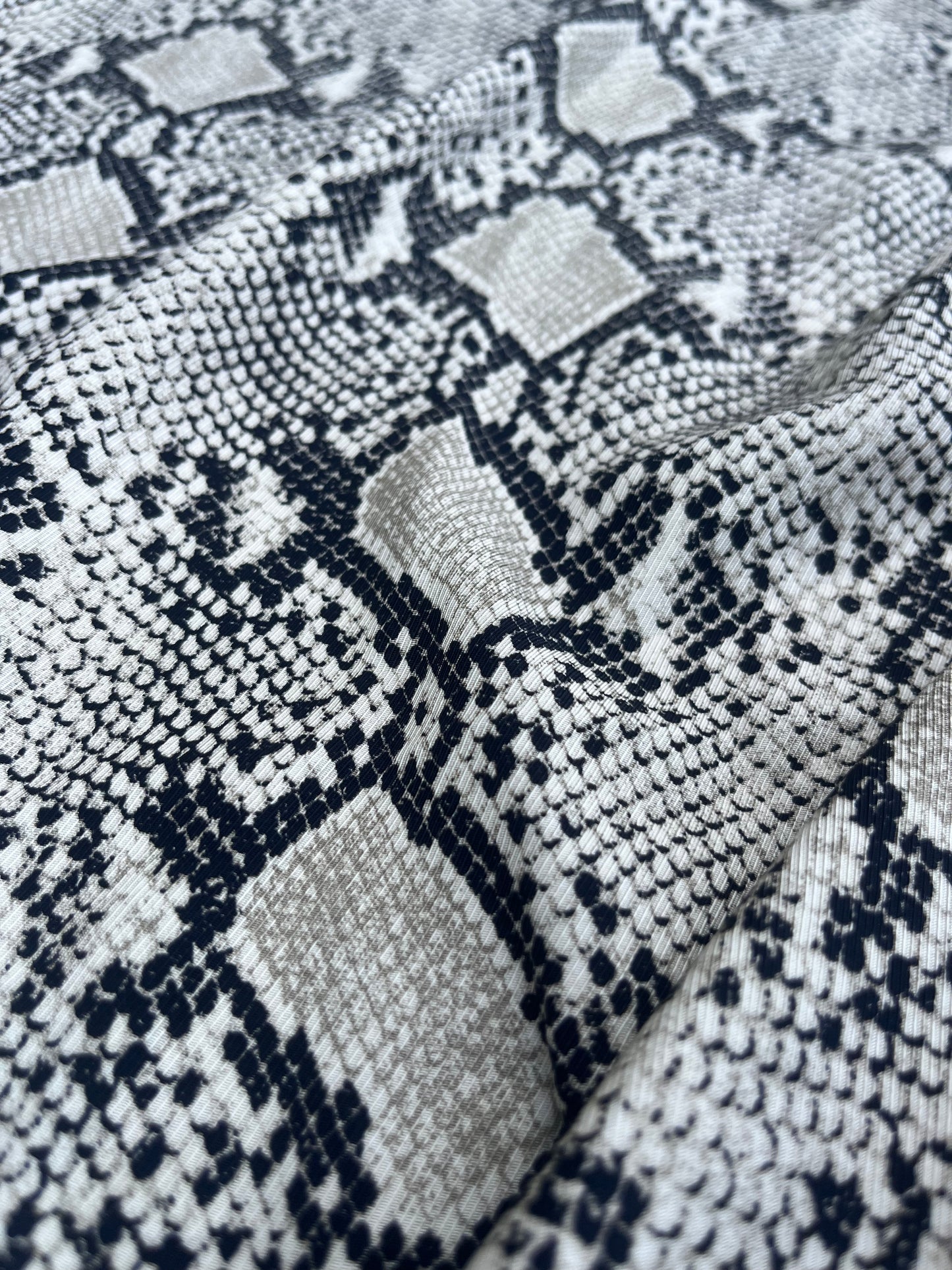 JUSTIN 023 crêpe envers satin snake