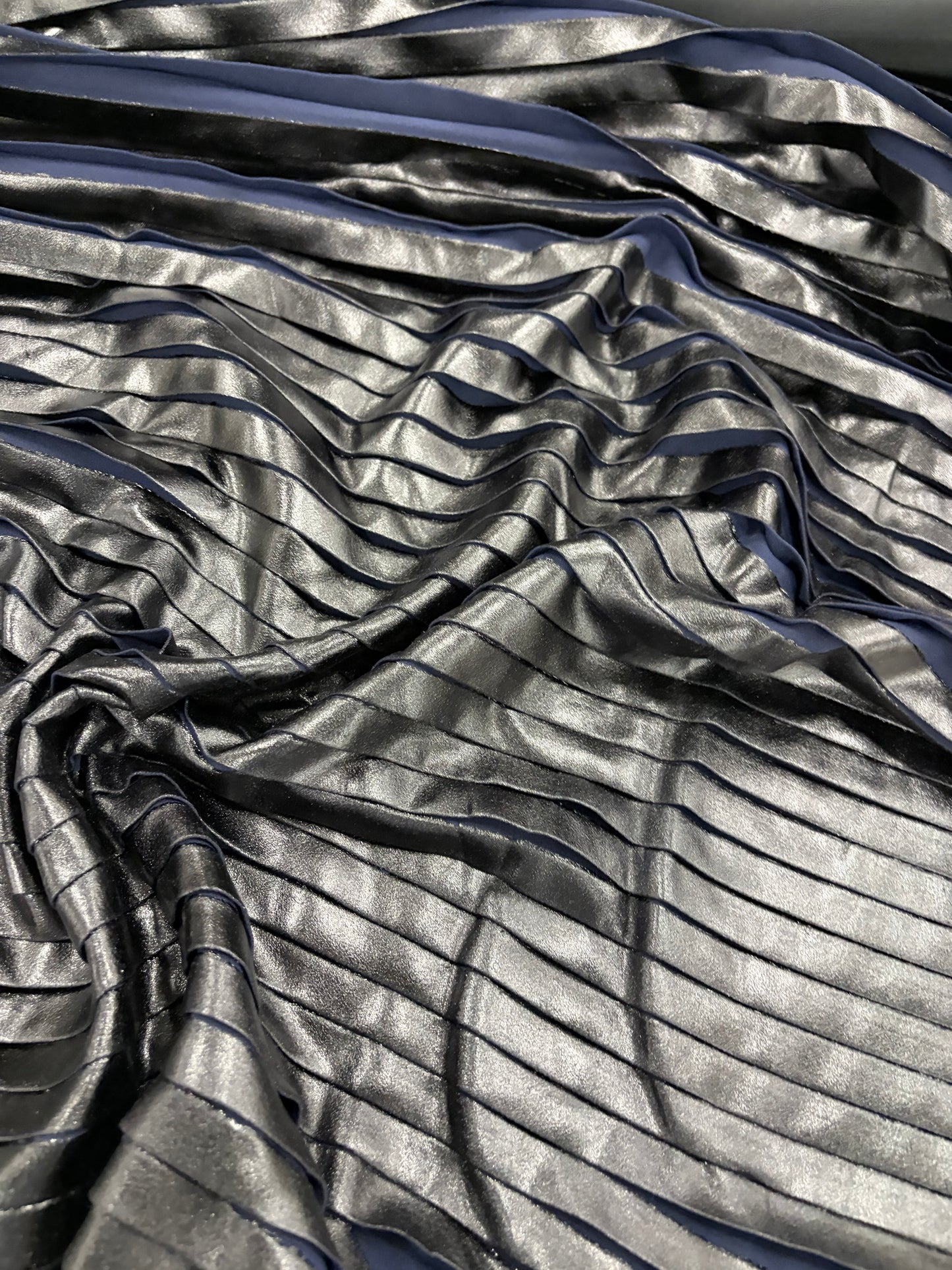 TASHA 029 black/navy pleated fake leather