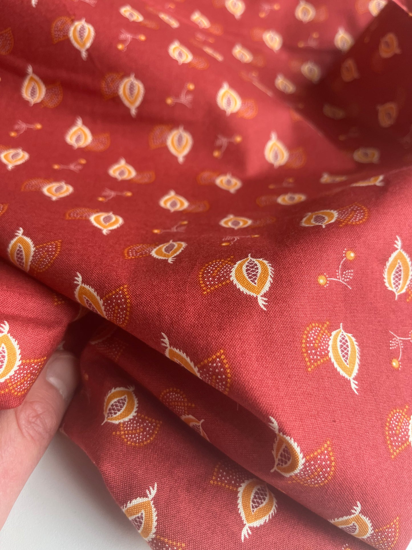 MAHARADJA 020 Indian cotton leaves & berries ruby red