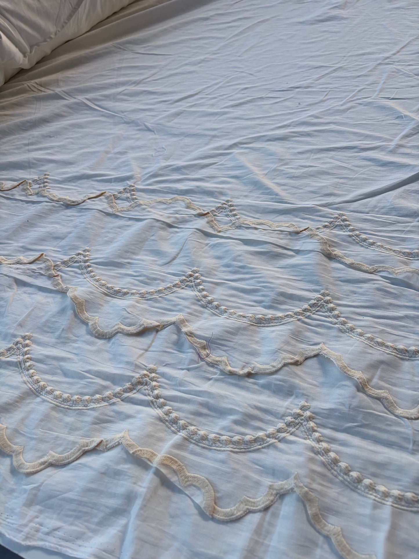 BURNS 029 white singel border embroidery white