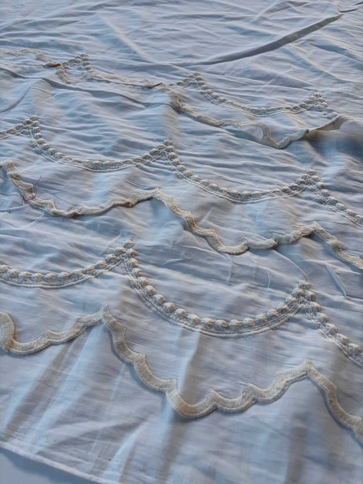 BURNS 029 white singel border embroidery white