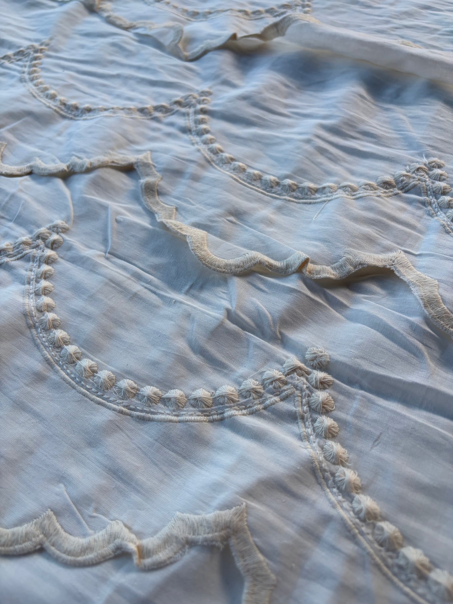 BURNS 029 white singel border embroidery white