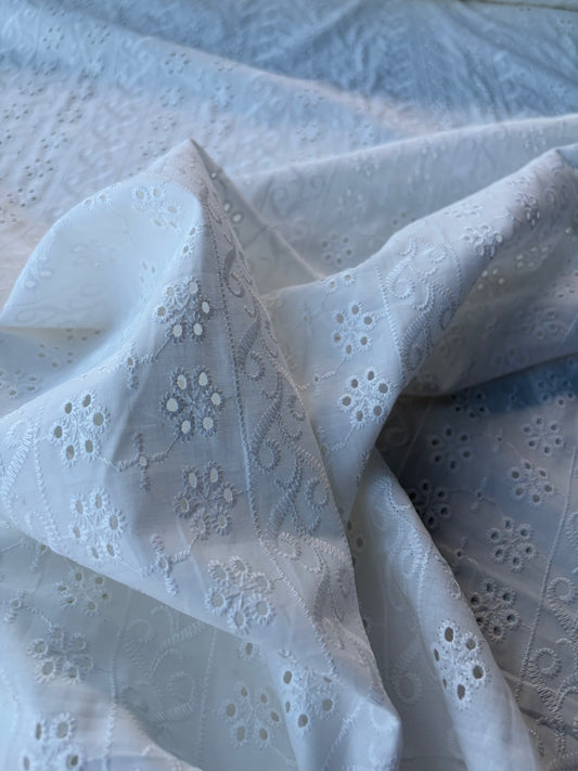 BURNS 040 white floral broderie Anglaise