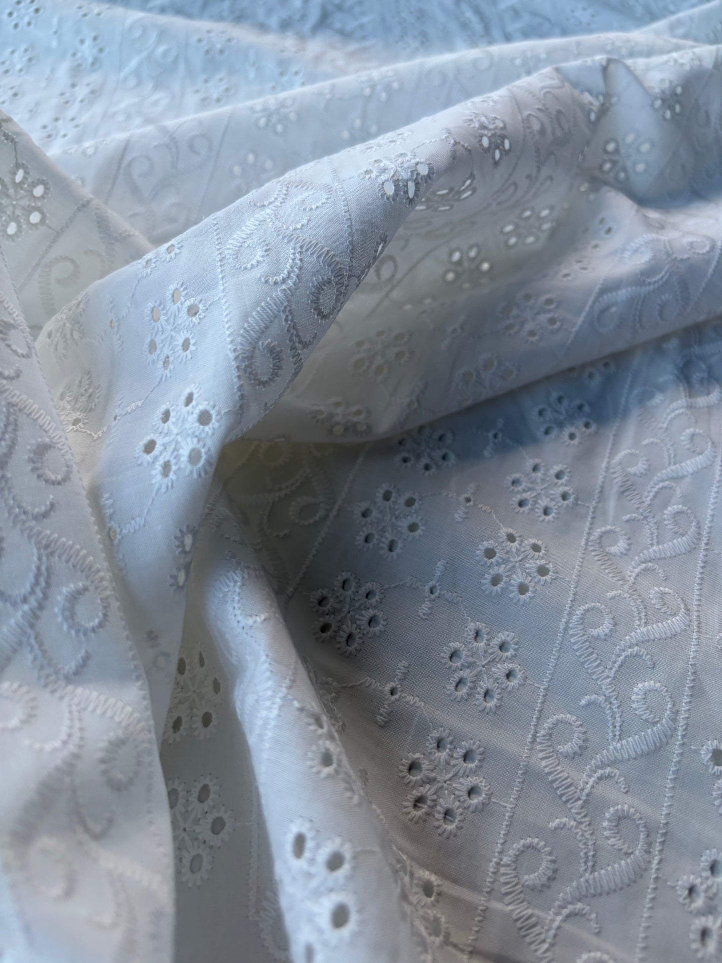 BURNS 040 white floral broderie Anglaise