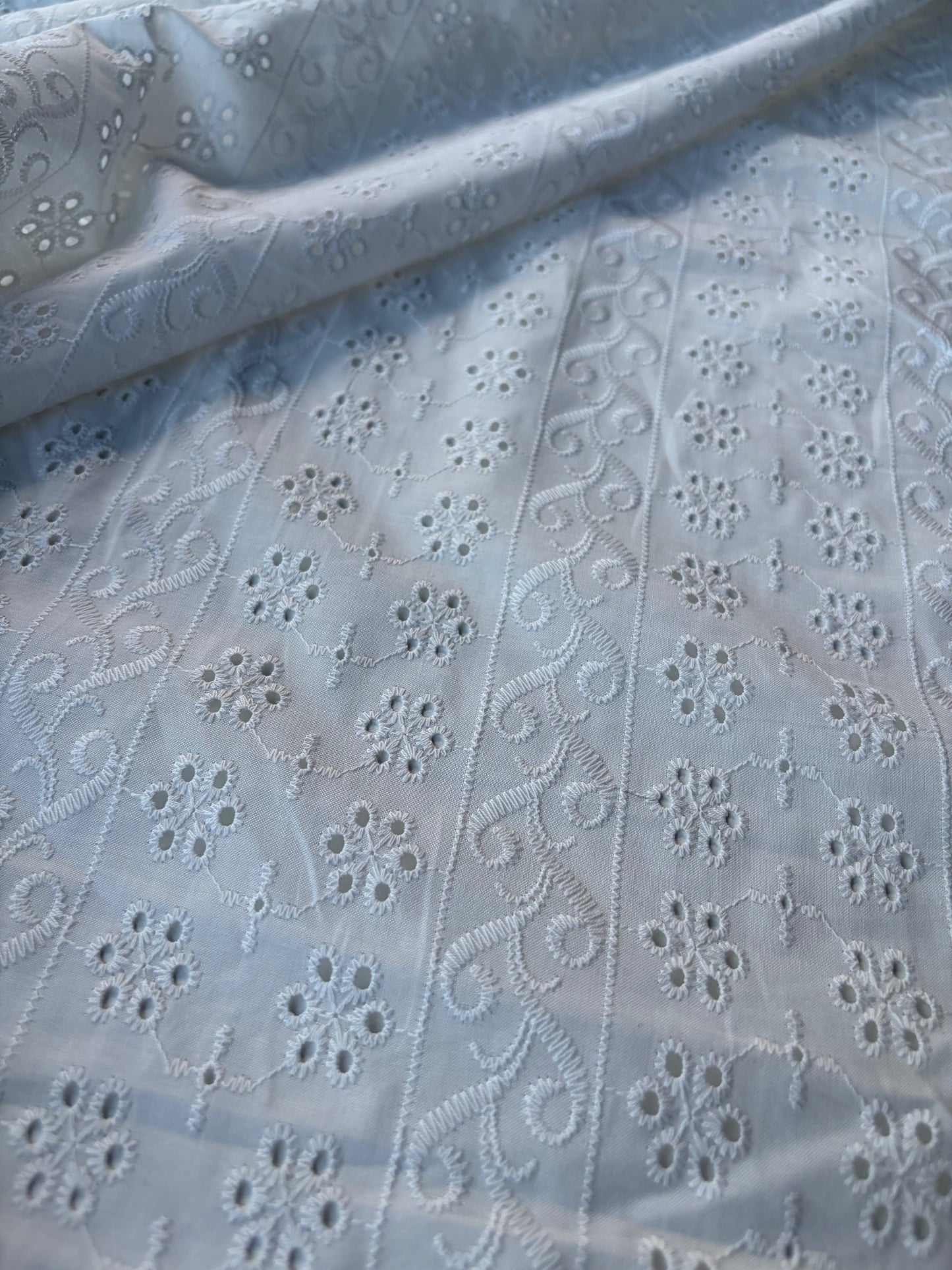 BURNS 040 white floral broderie Anglaise