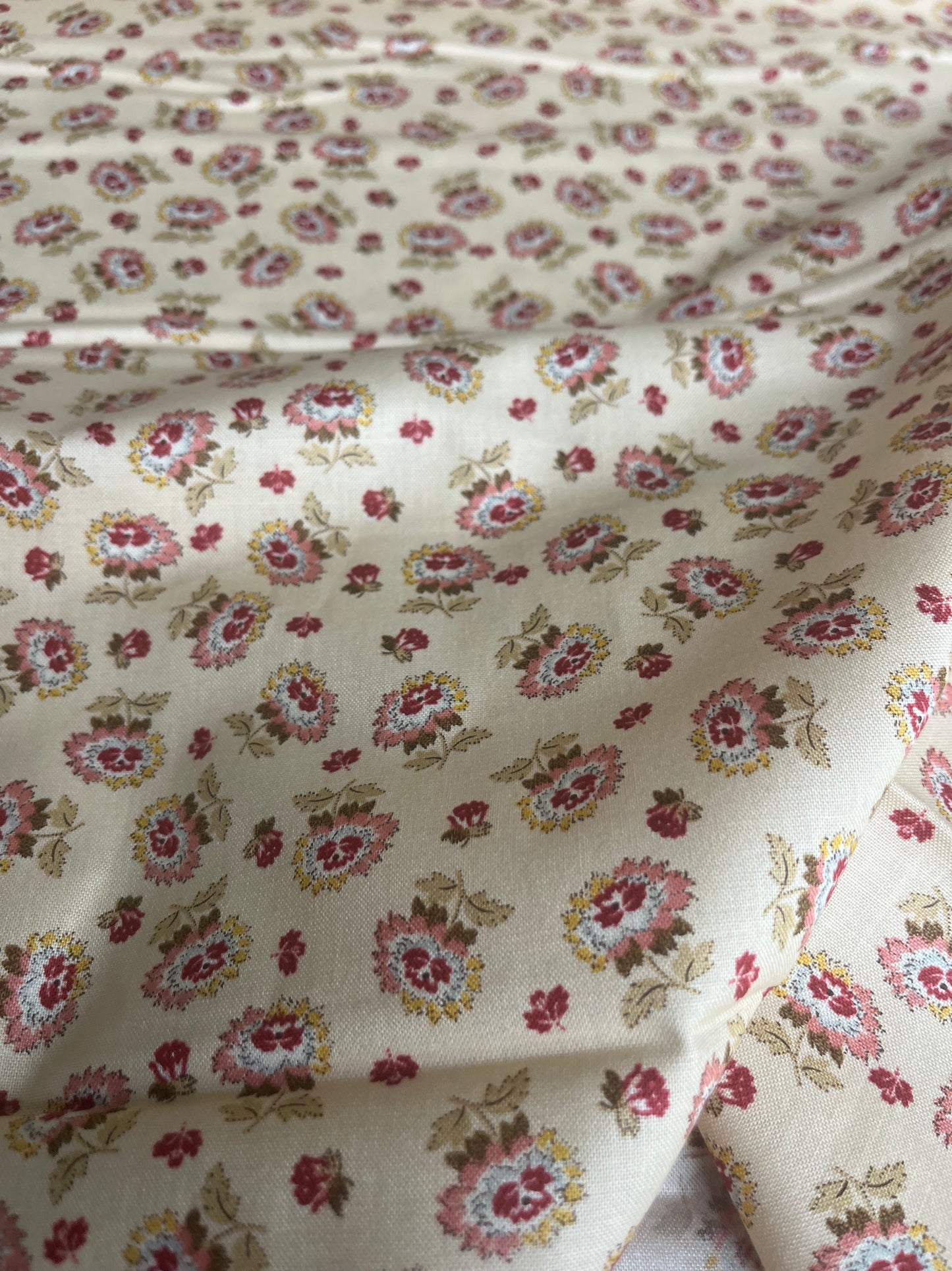 MAHARADJA 033 Indian cotton wild roses ecru