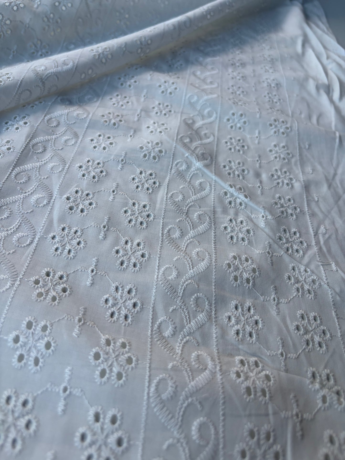 BURNS 040 white floral broderie Anglaise
