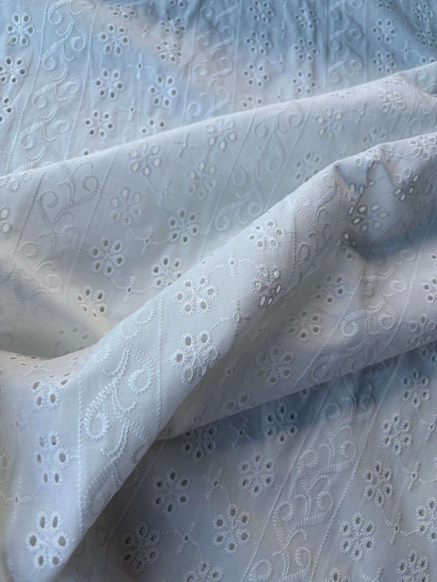 BURNS 040 white floral broderie Anglaise