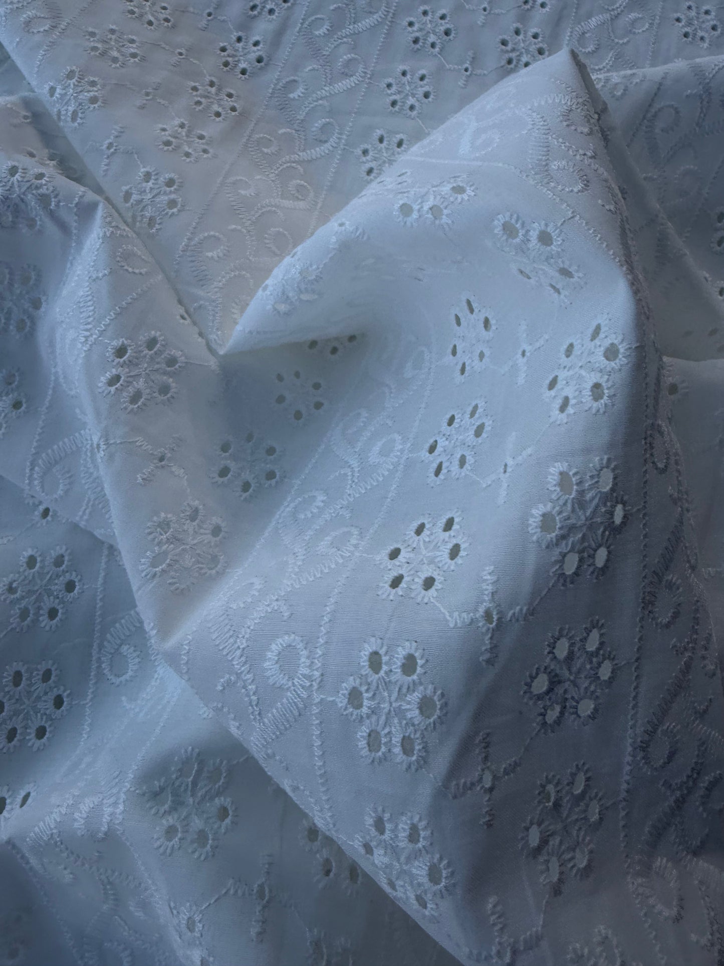 BURNS 040 white floral broderie Anglaise