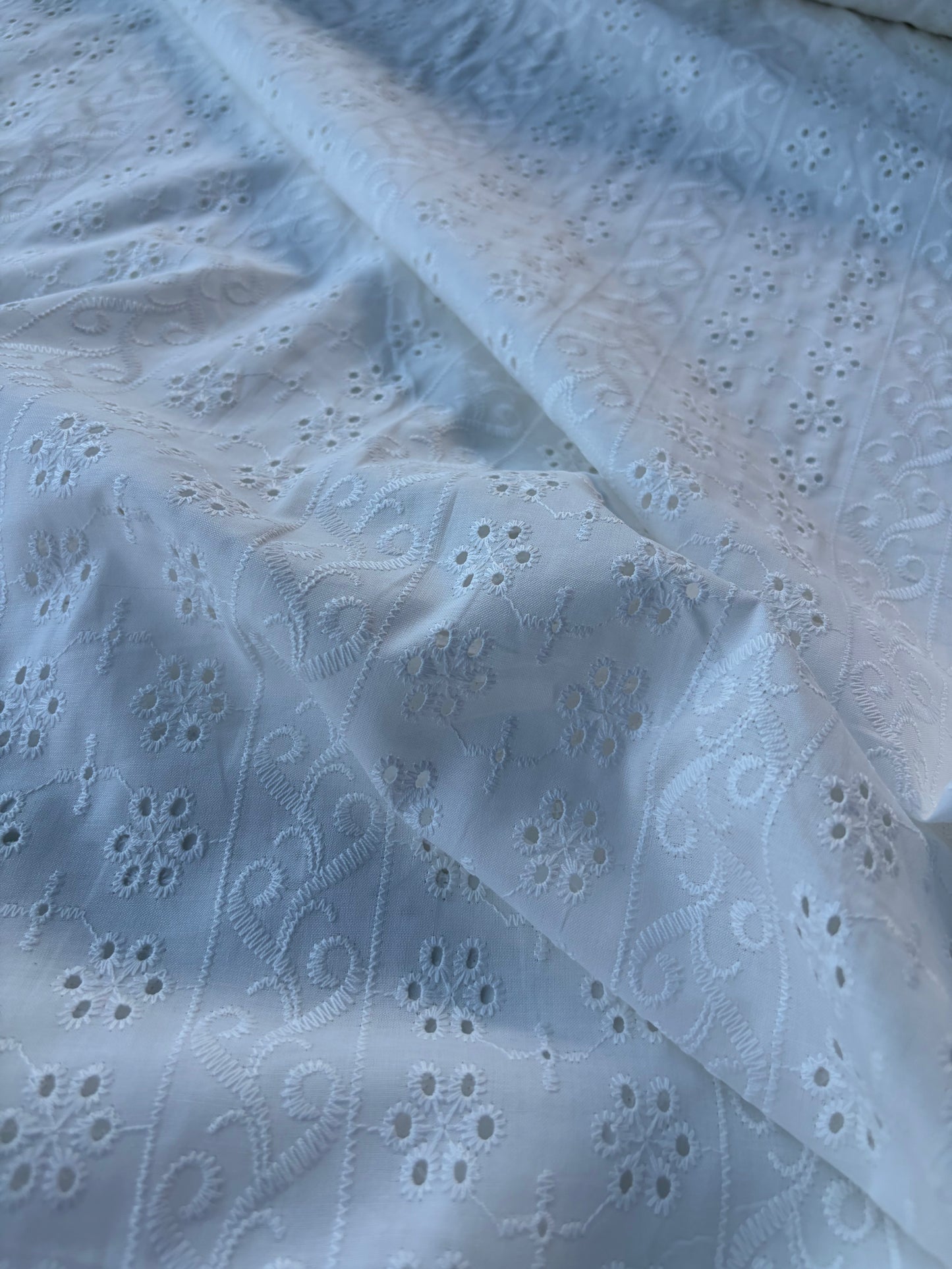 BURNS 040 white floral broderie Anglaise