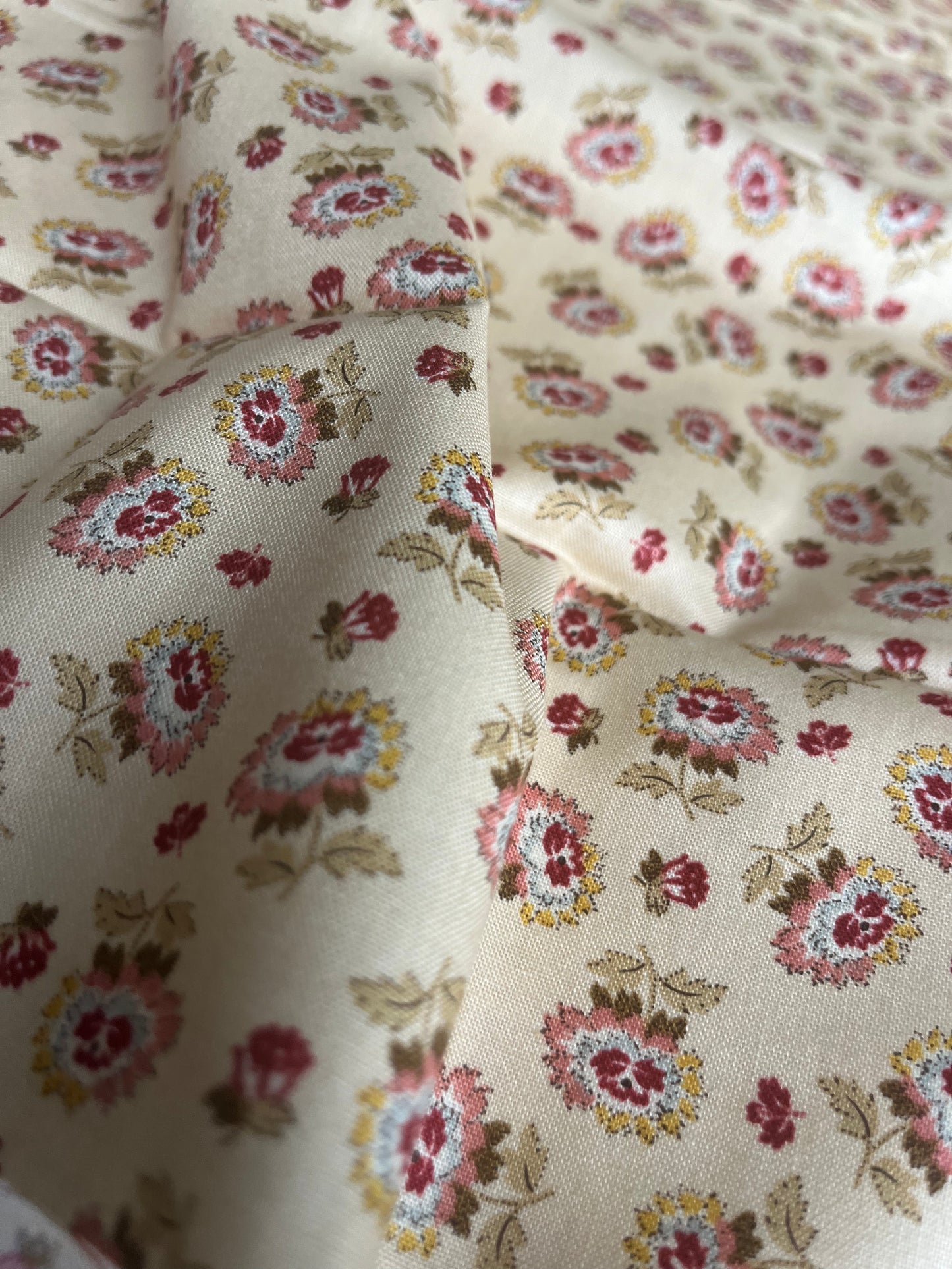 MAHARADJA 033 Indian cotton wild roses ecru