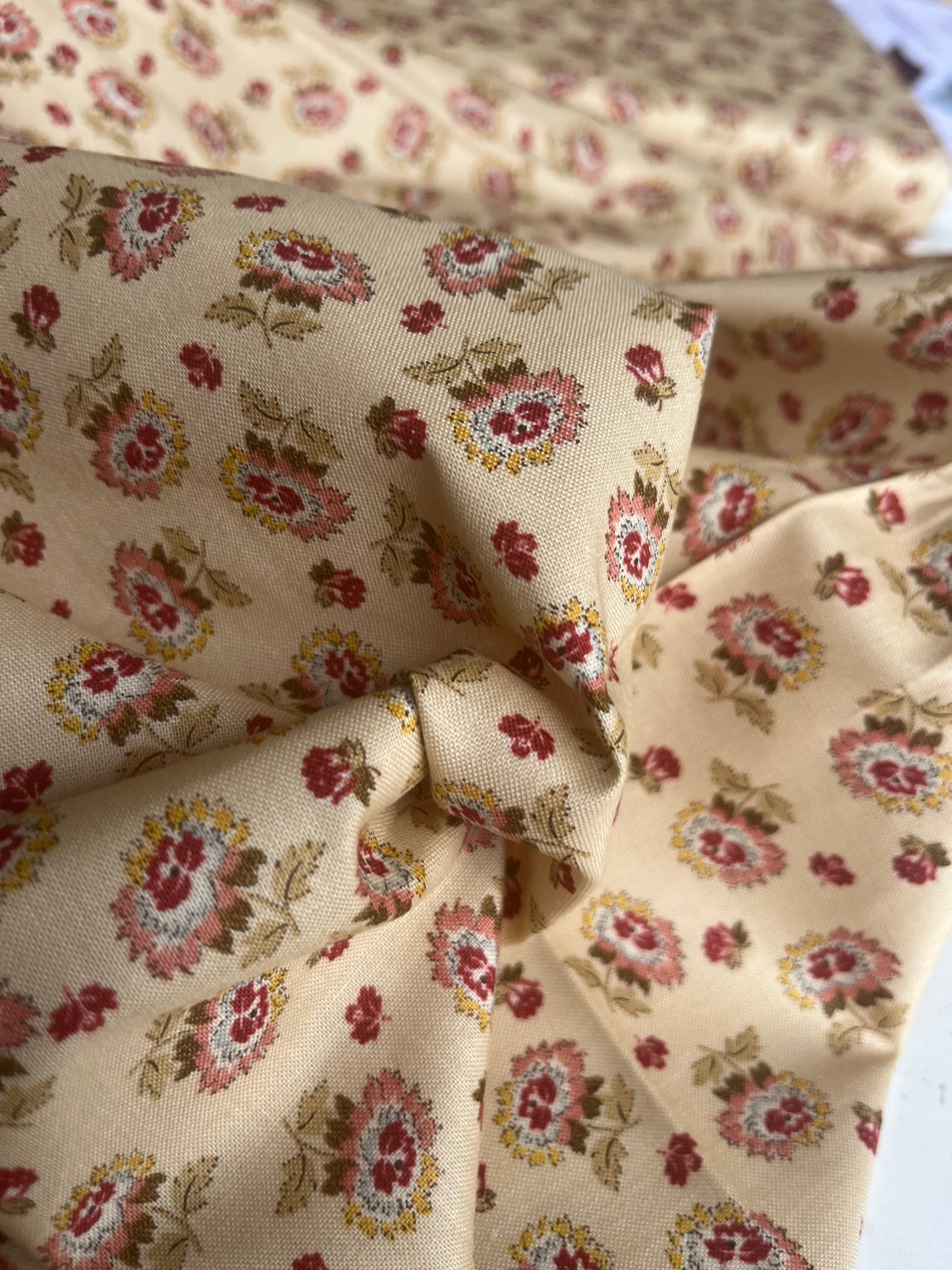 MAHARADJA 033 Indian cotton wild roses ecru