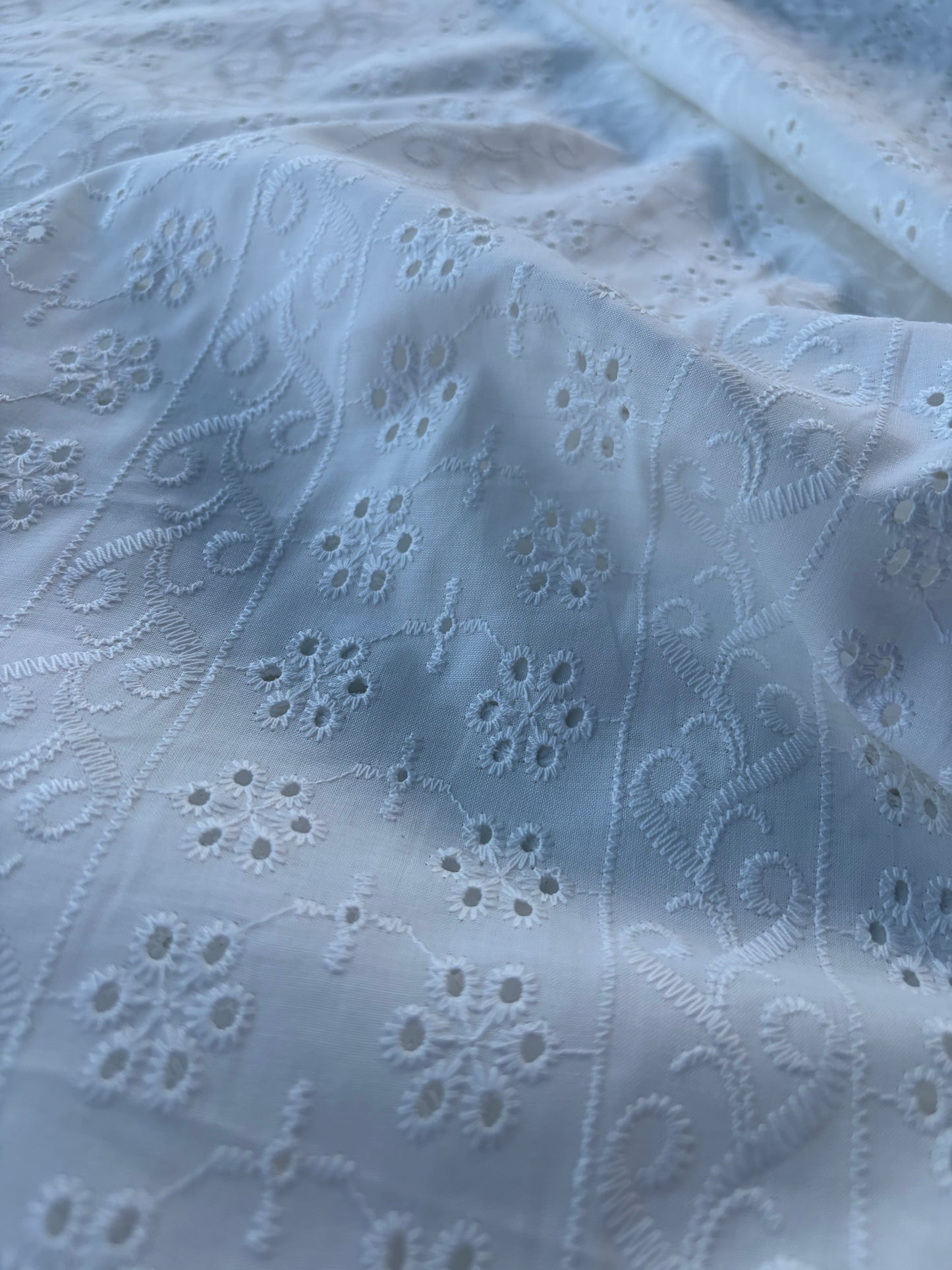 BURNS 040 white floral broderie Anglaise
