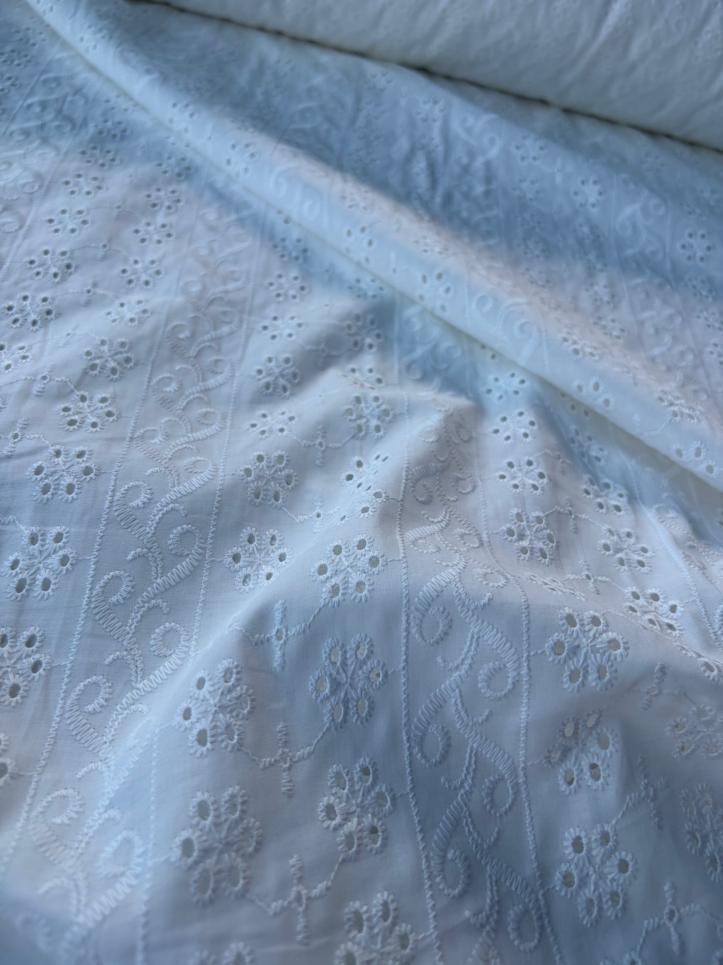 BURNS 040 white floral broderie Anglaise