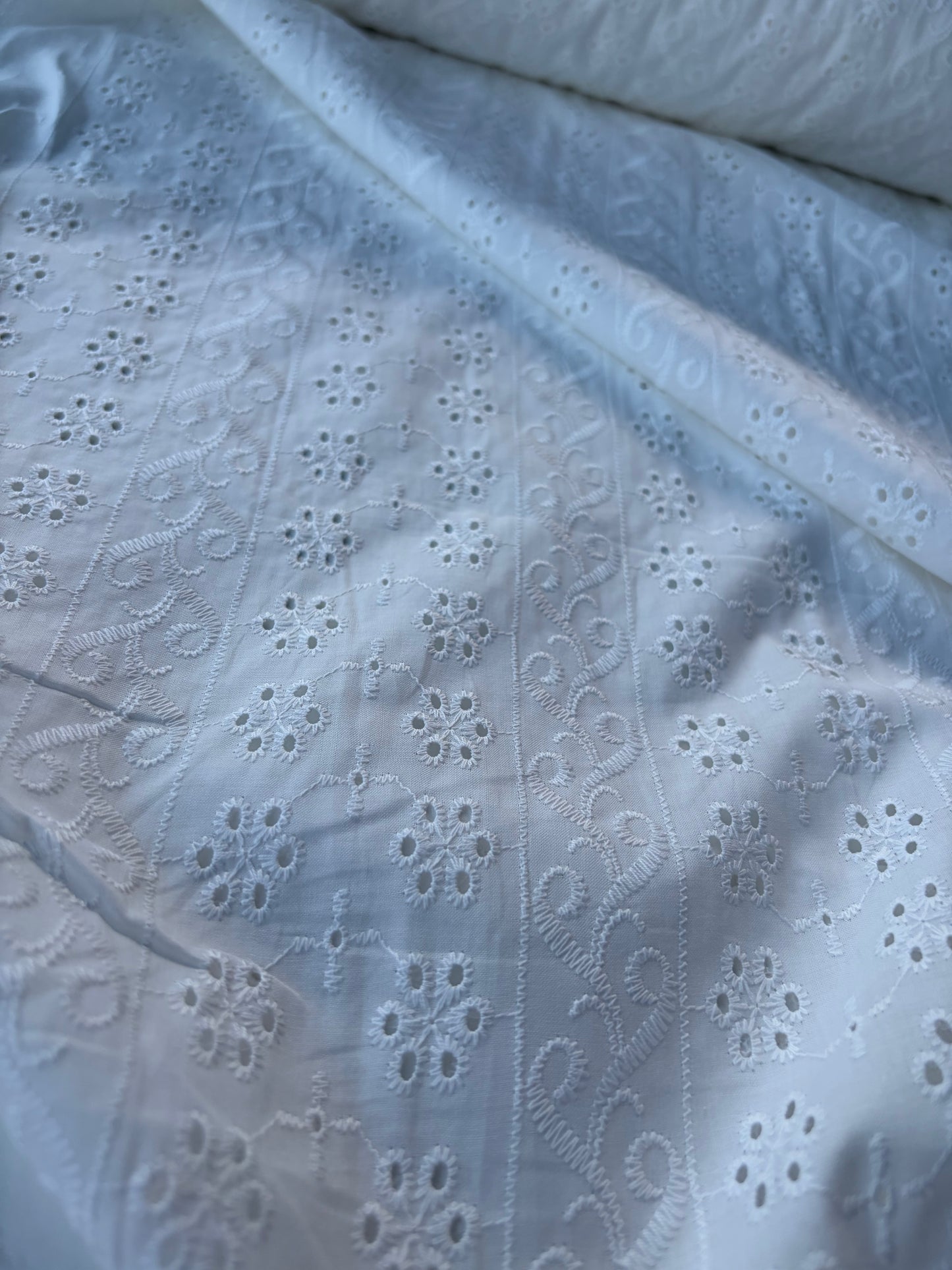 BURNS 040 white floral broderie Anglaise