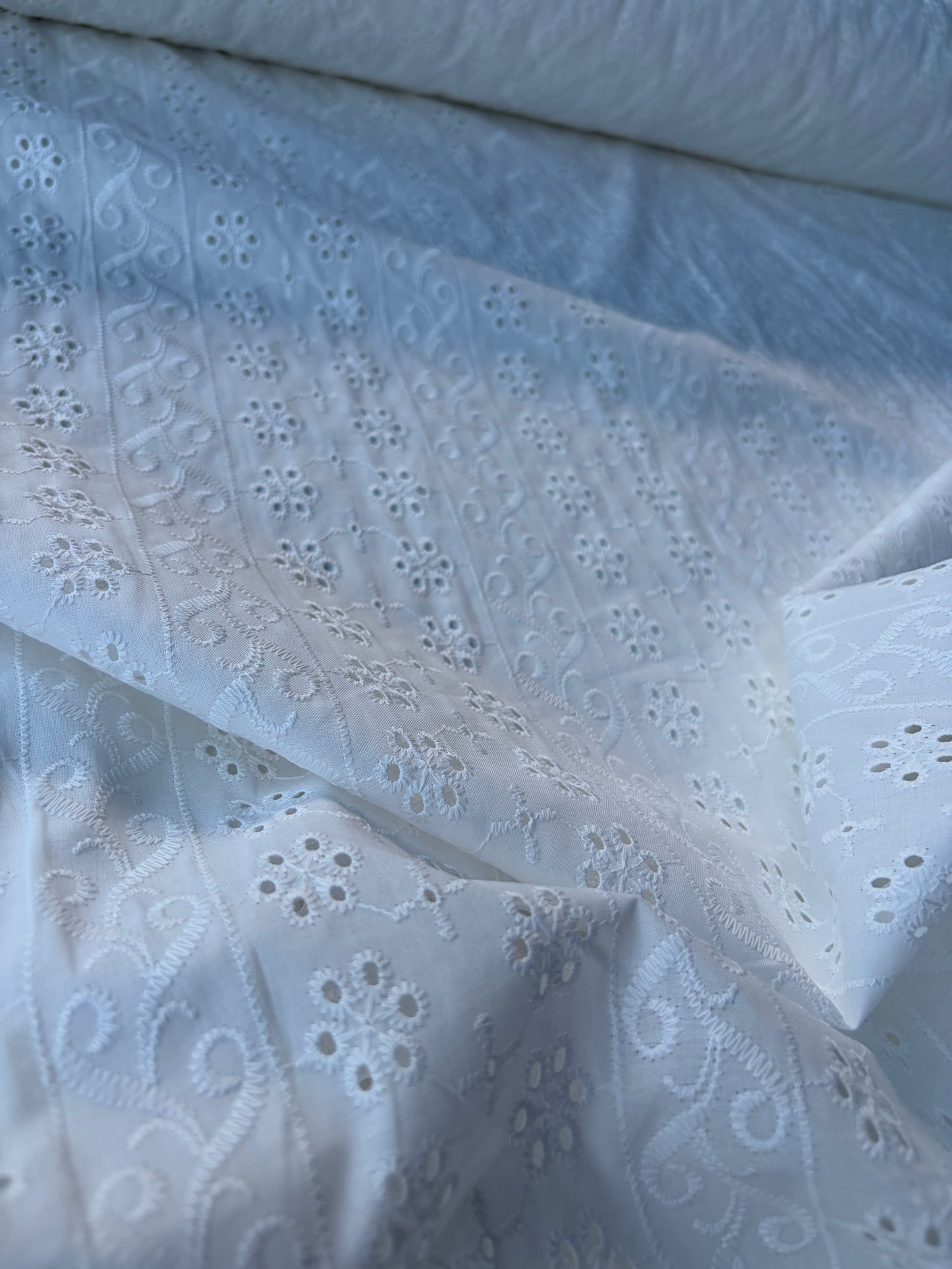 BURNS 040 white floral broderie Anglaise