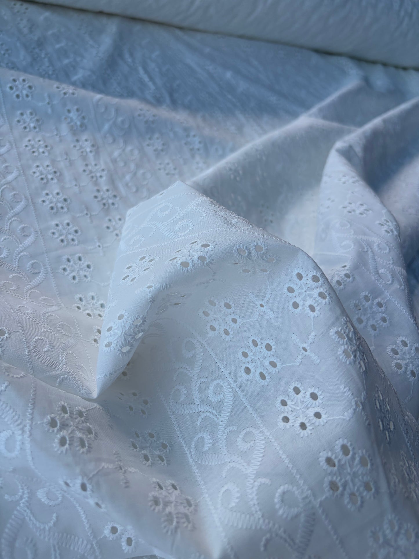 BURNS 040 white floral broderie Anglaise