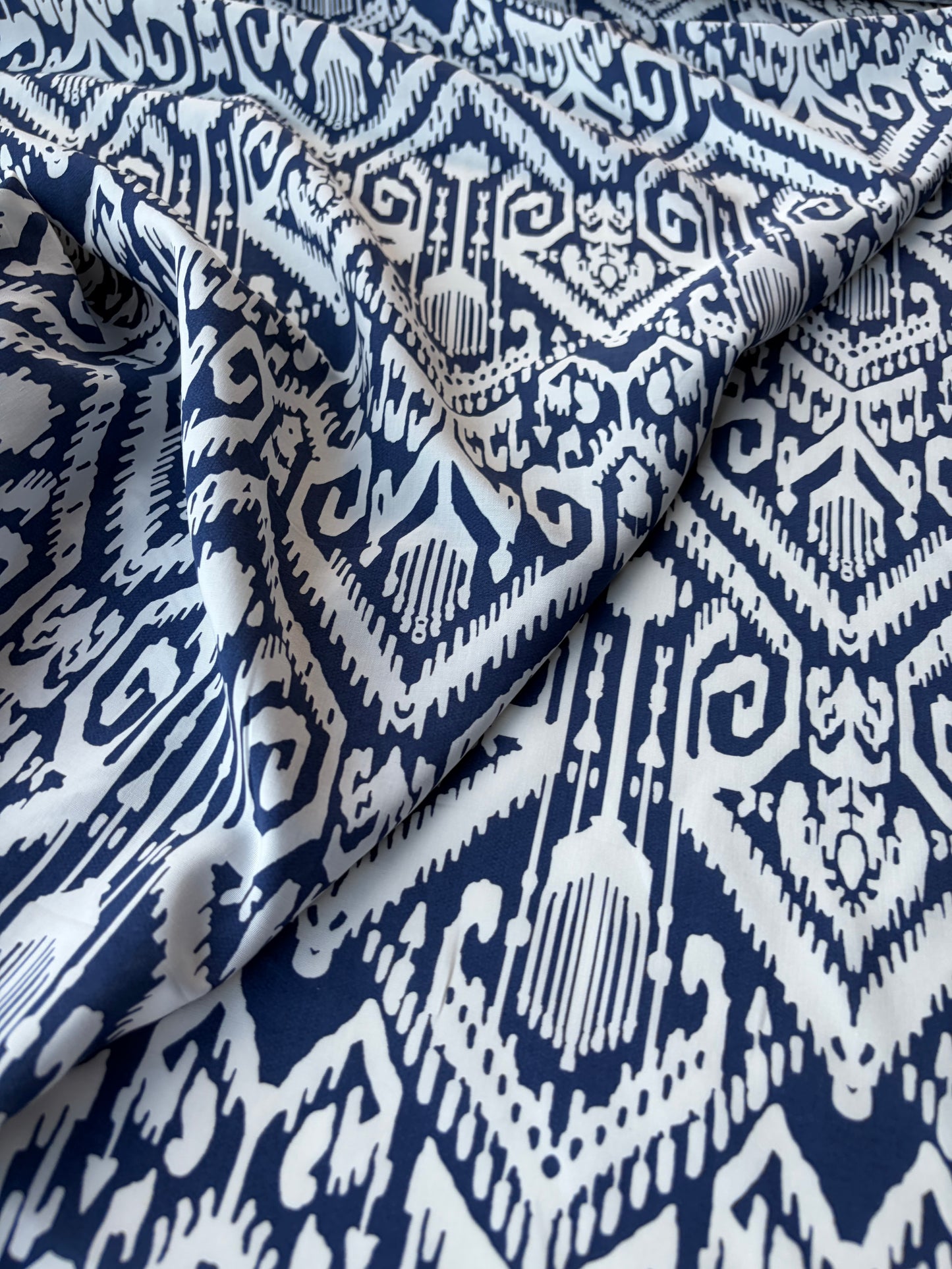 BURNS 042 bis white/navy ikat print cotton poplin
