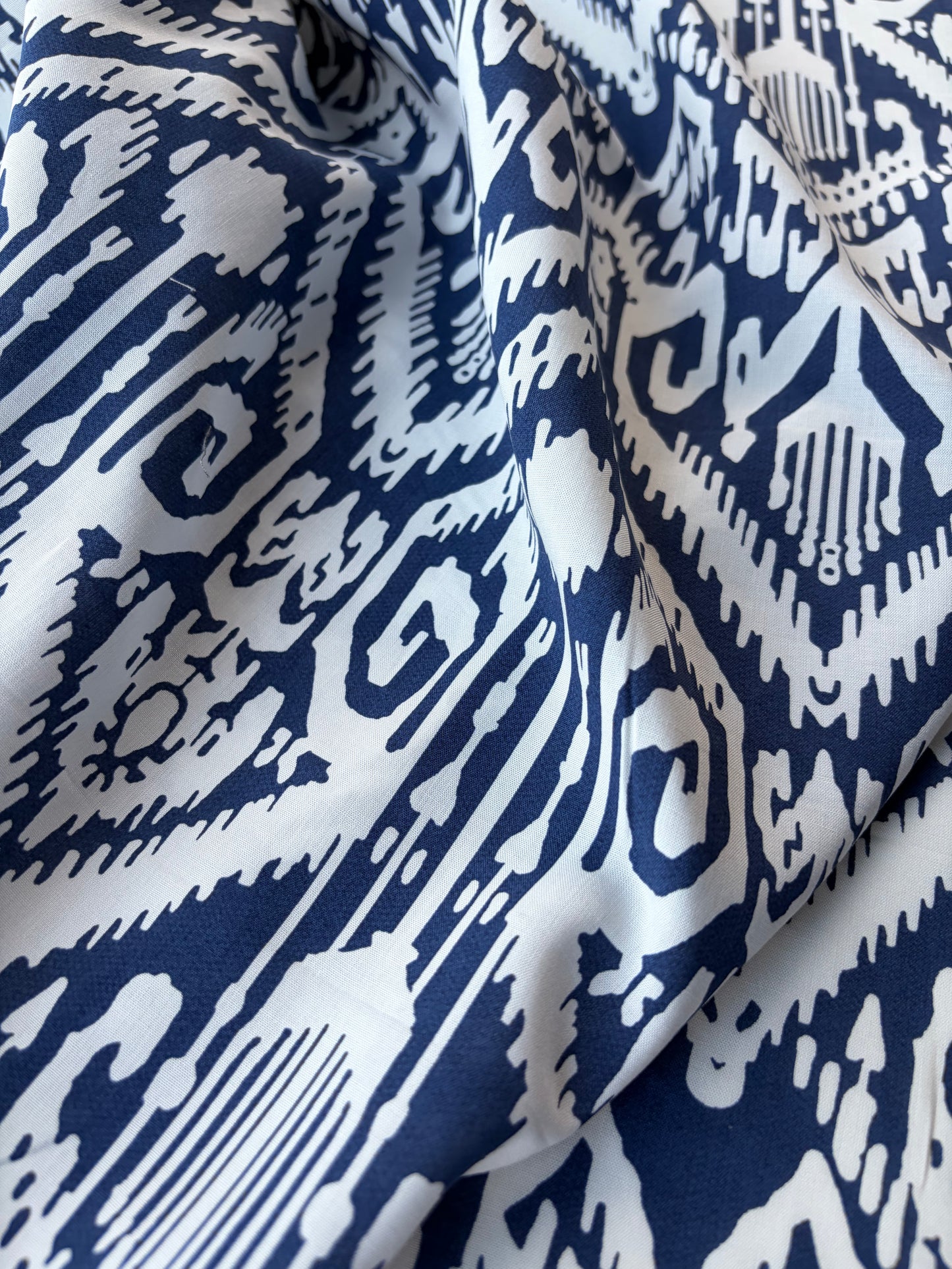 BURNS 042 bis white/navy ikat print cotton poplin