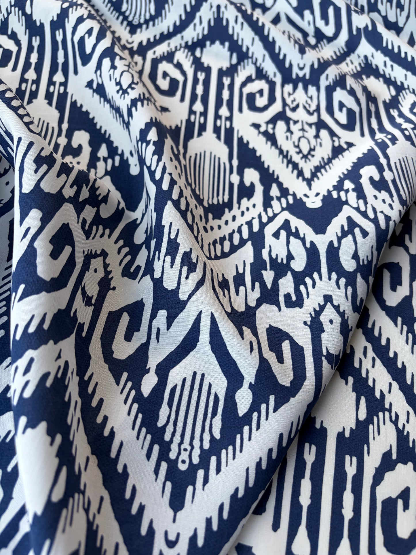 BURNS 042 bis white/navy ikat print cotton poplin