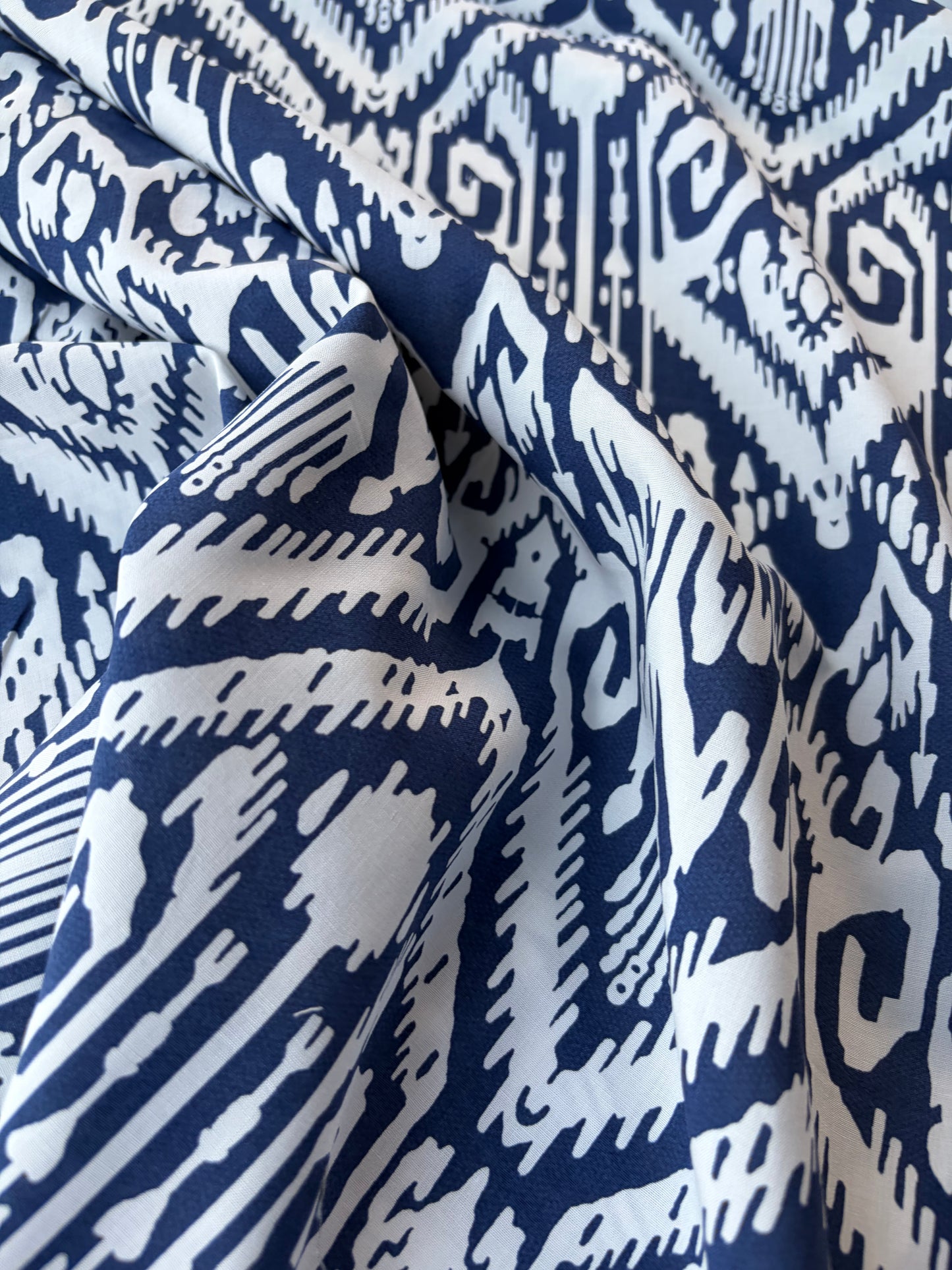 BURNS 042 bis white/navy ikat print cotton poplin