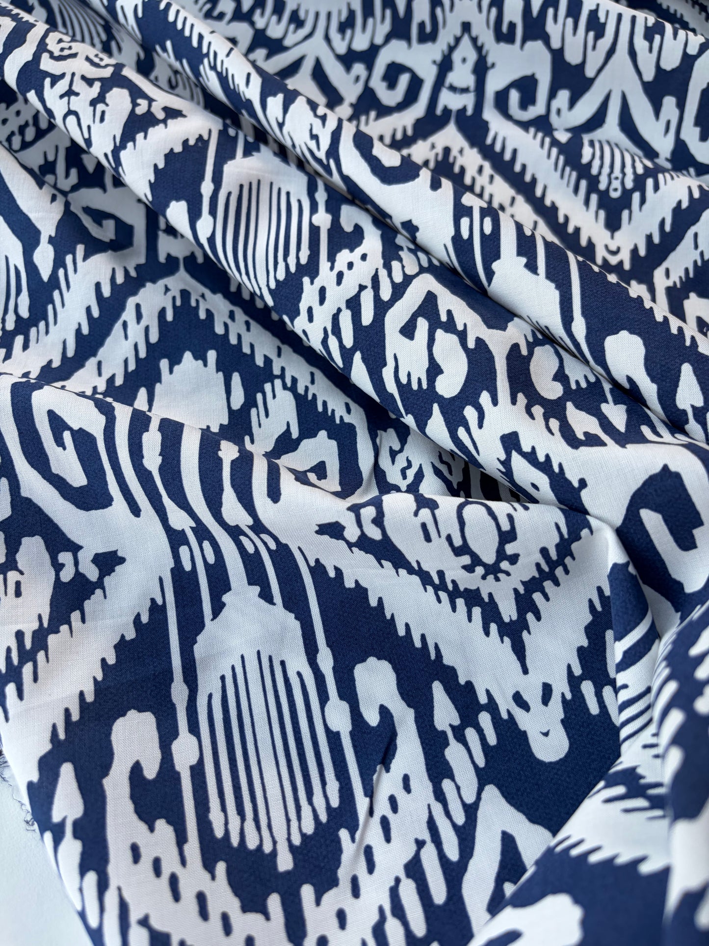BURNS 042 bis white/navy ikat print cotton poplin