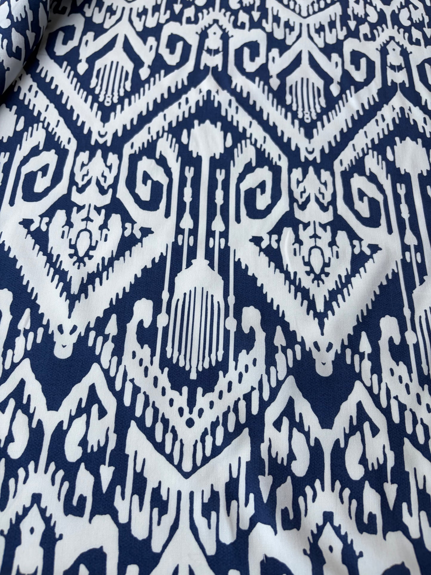 BURNS 042 bis white/navy ikat print cotton poplin