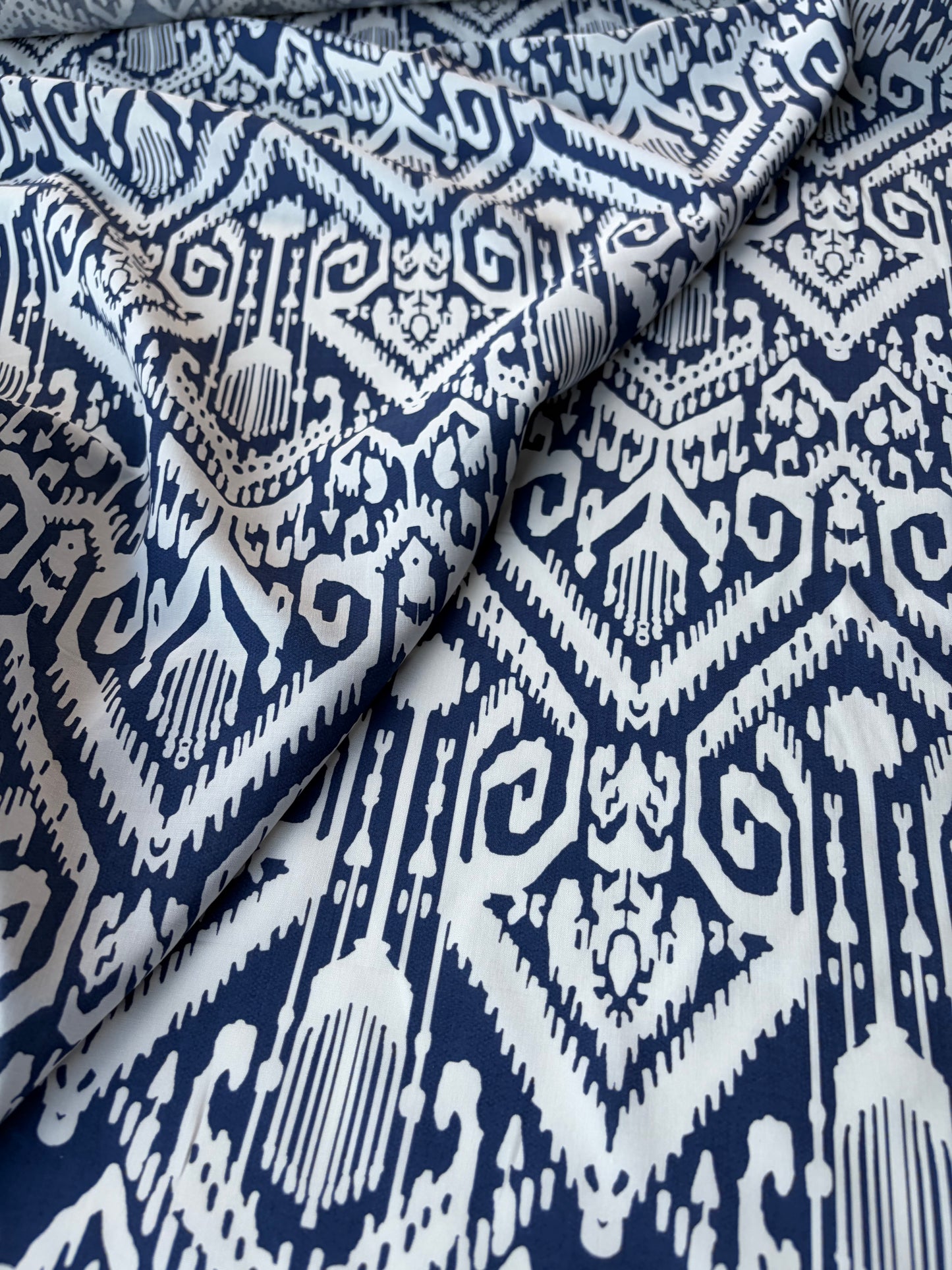 BURNS 042 bis white/navy ikat print cotton poplin