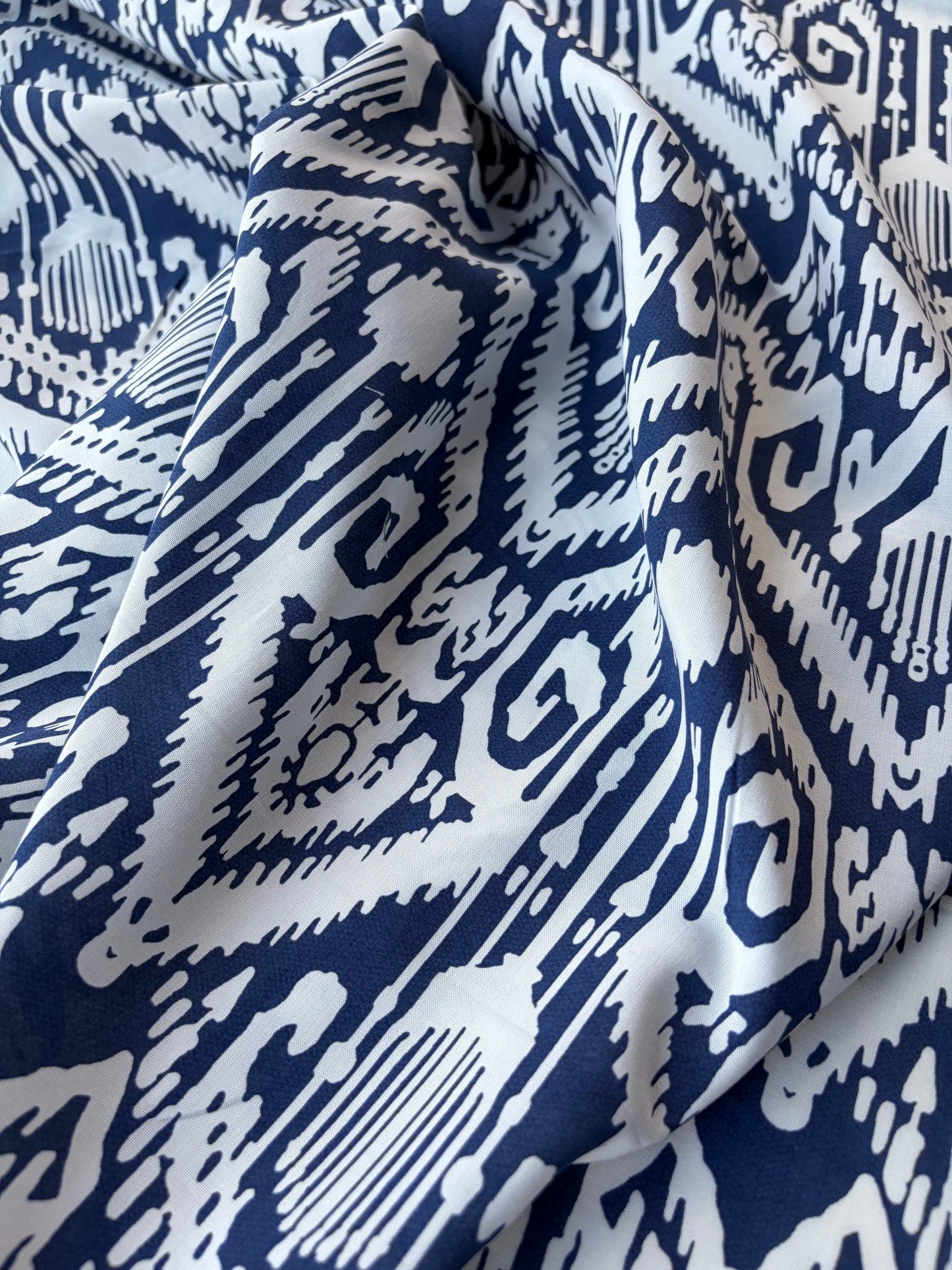 BURNS 042 bis white/navy ikat print cotton poplin