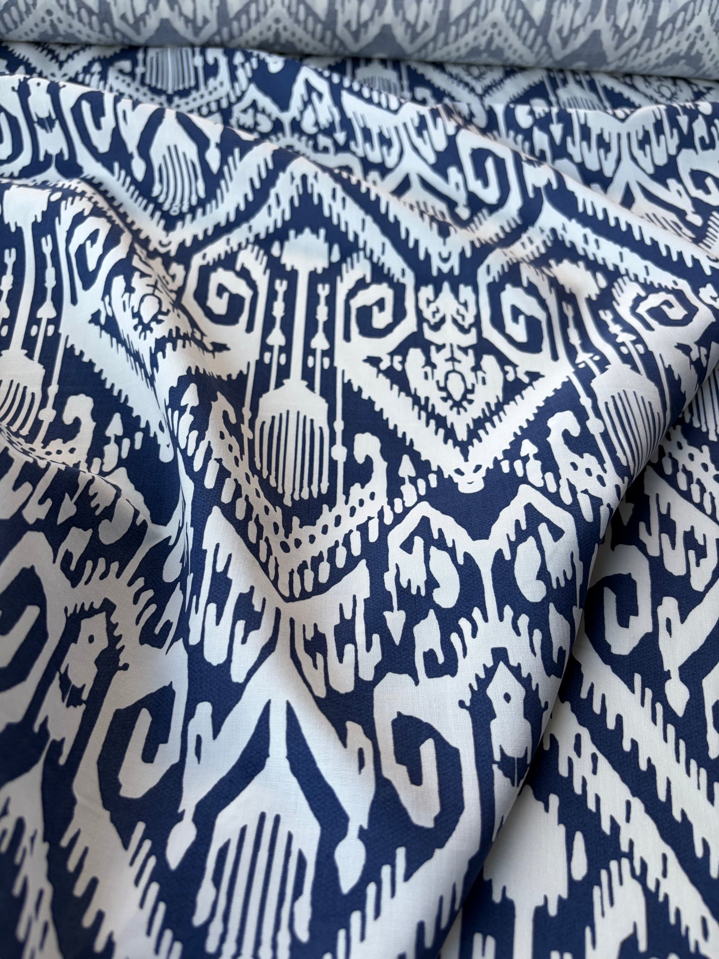 BURNS 042 bis white/navy ikat print cotton poplin