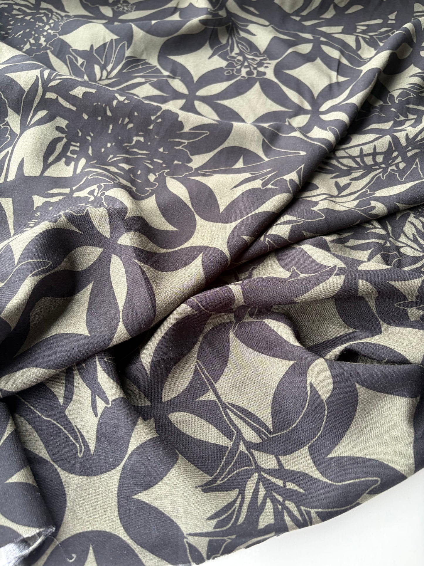 BURNS 045 khaky/black floral viscose
