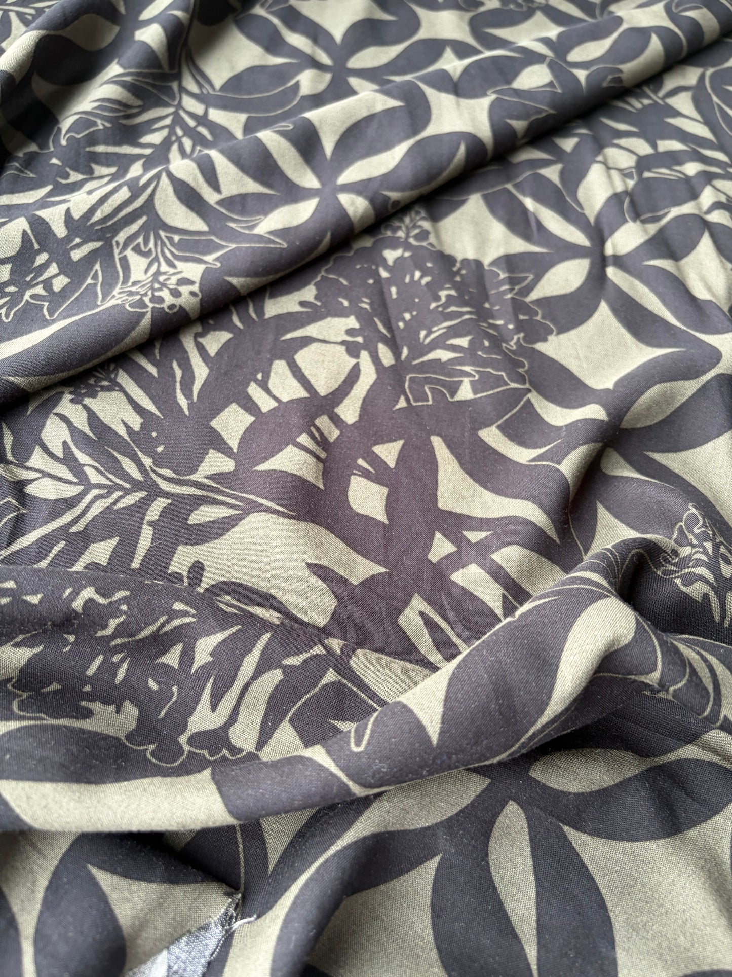 BURNS 045 khaky/black floral viscose