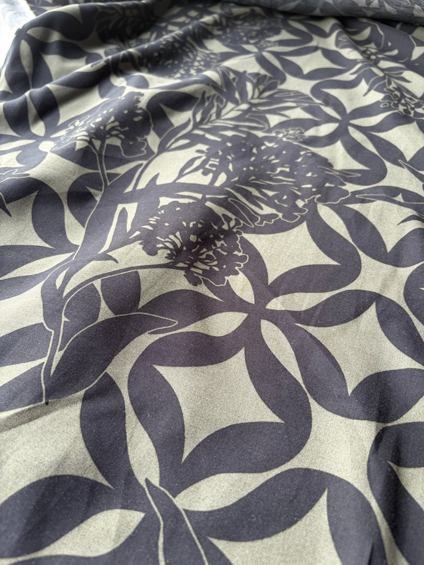 BURNS 045 khaky/black floral viscose