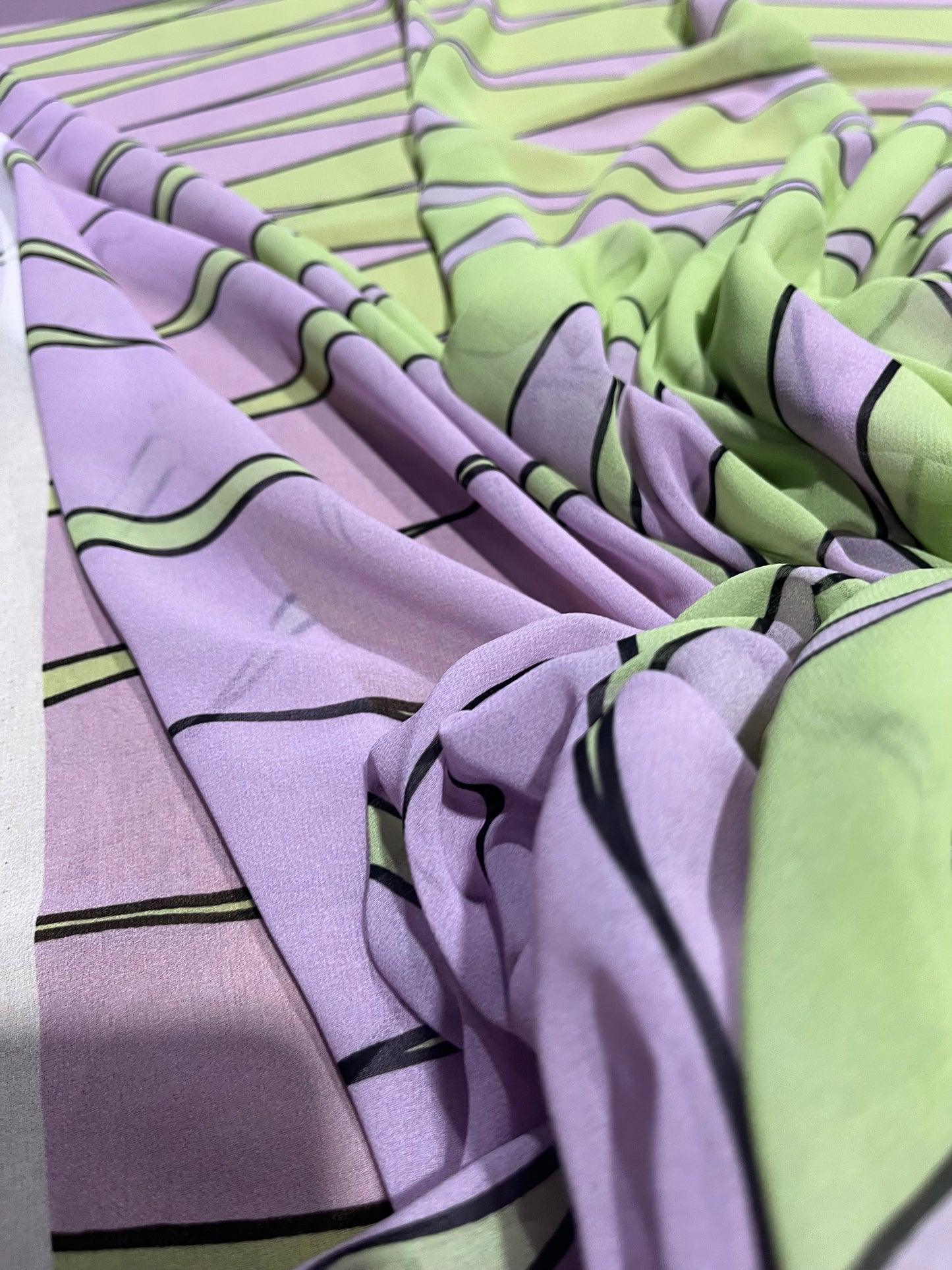 A01 S24/006 crêpe de chine with irregular big lilac/green print