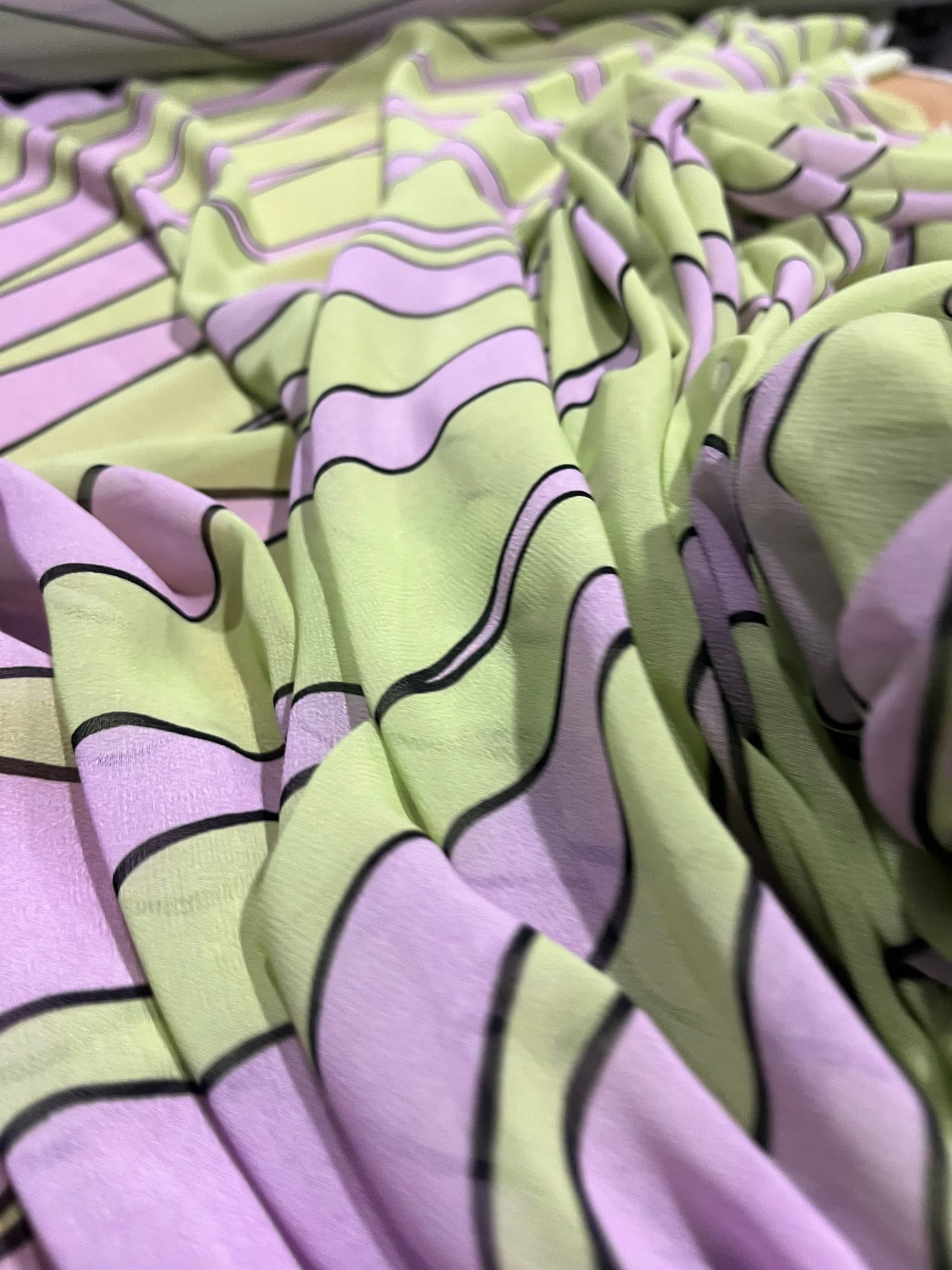 A01 S24/006 crêpe de chine with irregular big lilac/green print